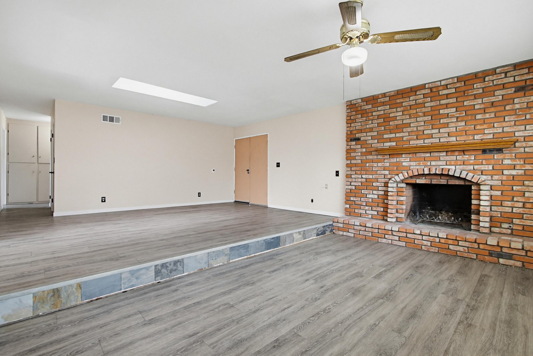 Virtual tour photo 10 of 38 for 8549 De Vos Dr