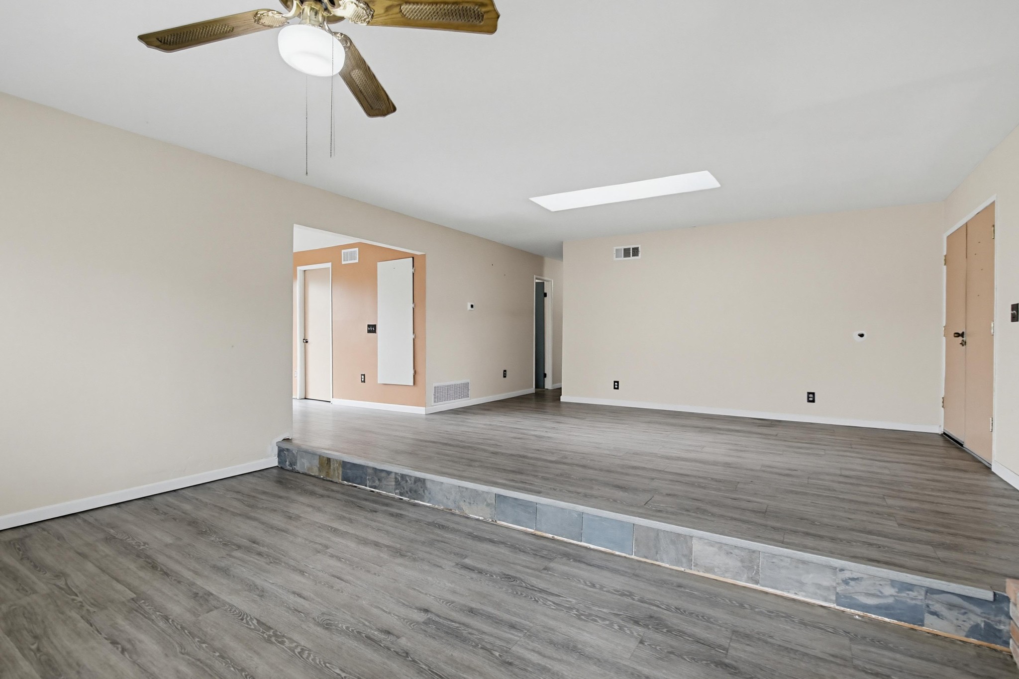 Virtual tour photo 11 of 38 for 8549 De Vos Dr