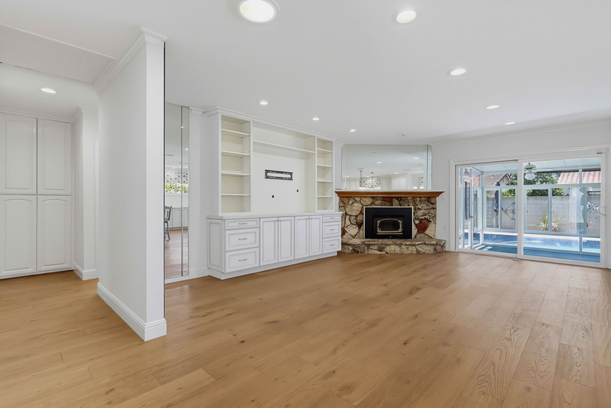 Virtual tour photo 8 of 49 for 861 Roxanne Ave