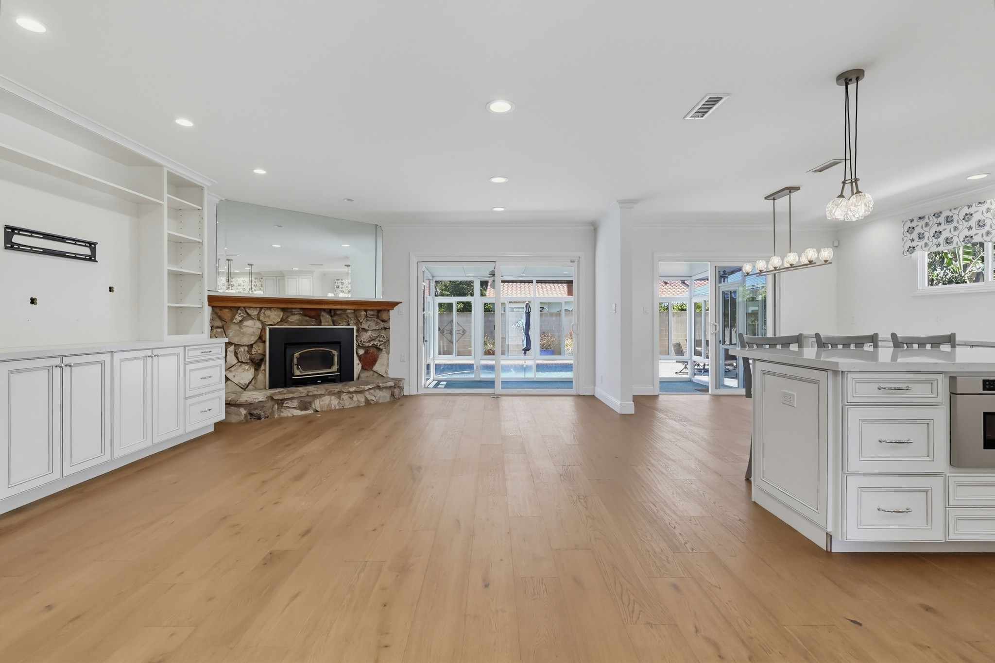 Virtual tour photo 9 of 49 for 861 Roxanne Ave