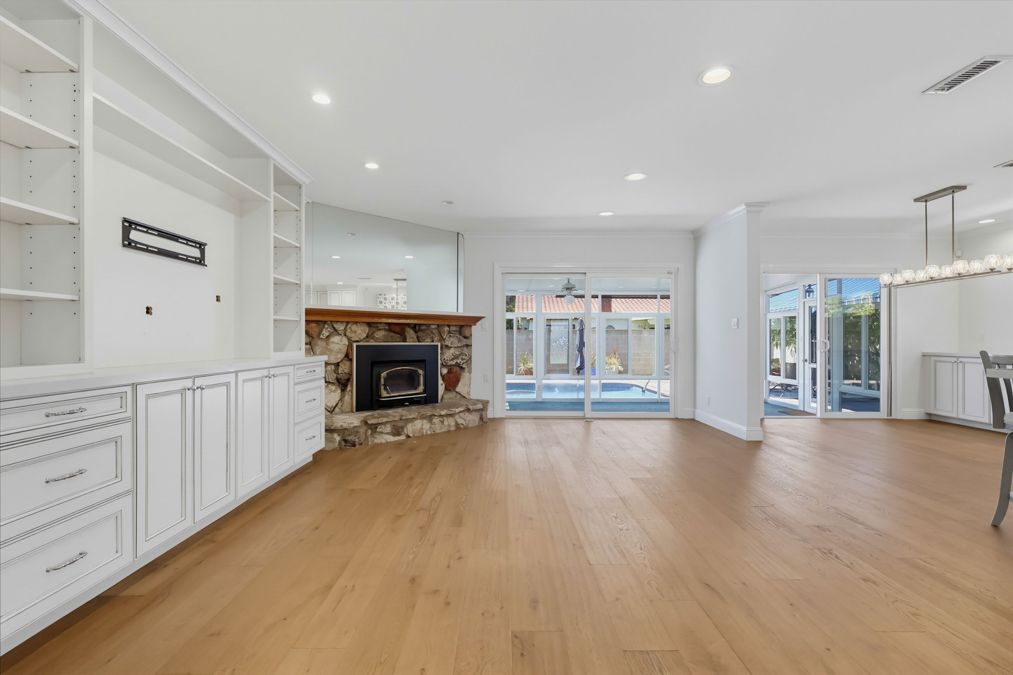 Virtual tour photo 10 of 49 for 861 Roxanne Ave