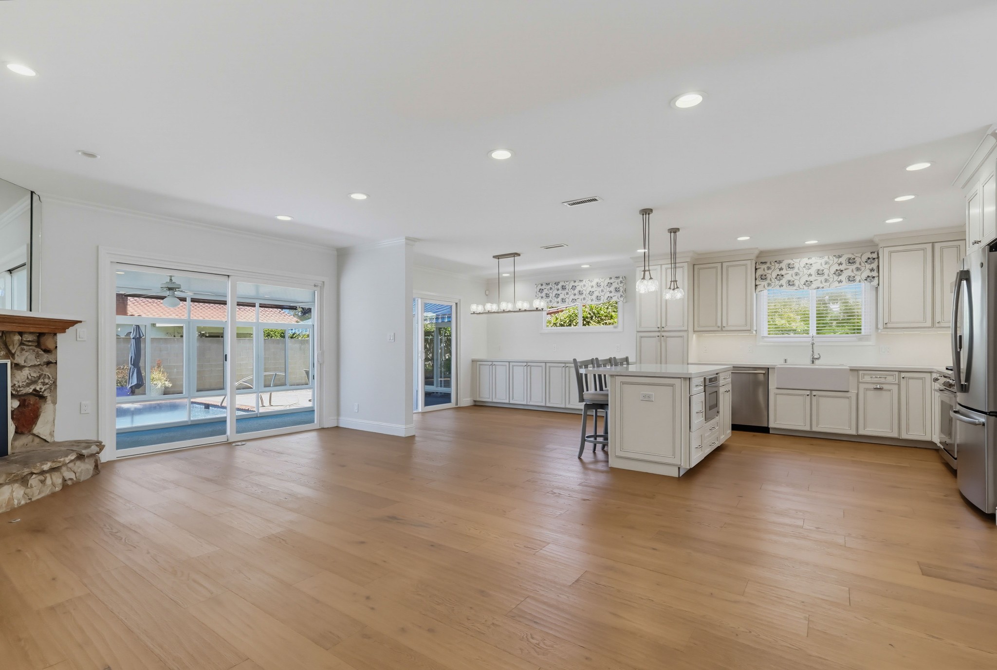 Virtual tour photo 11 of 49 for 861 Roxanne Ave