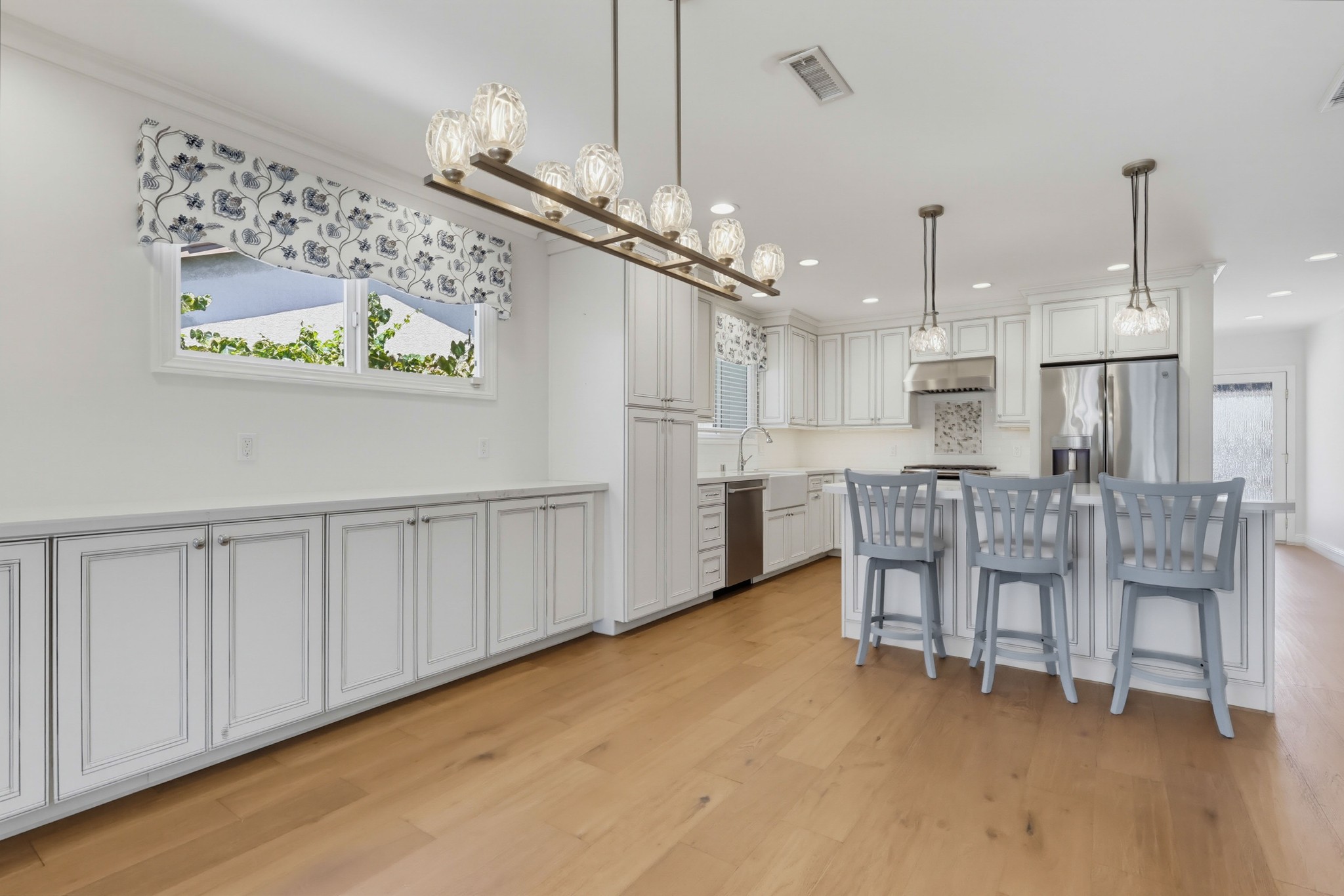 Virtual tour photo 13 of 49 for 861 Roxanne Ave