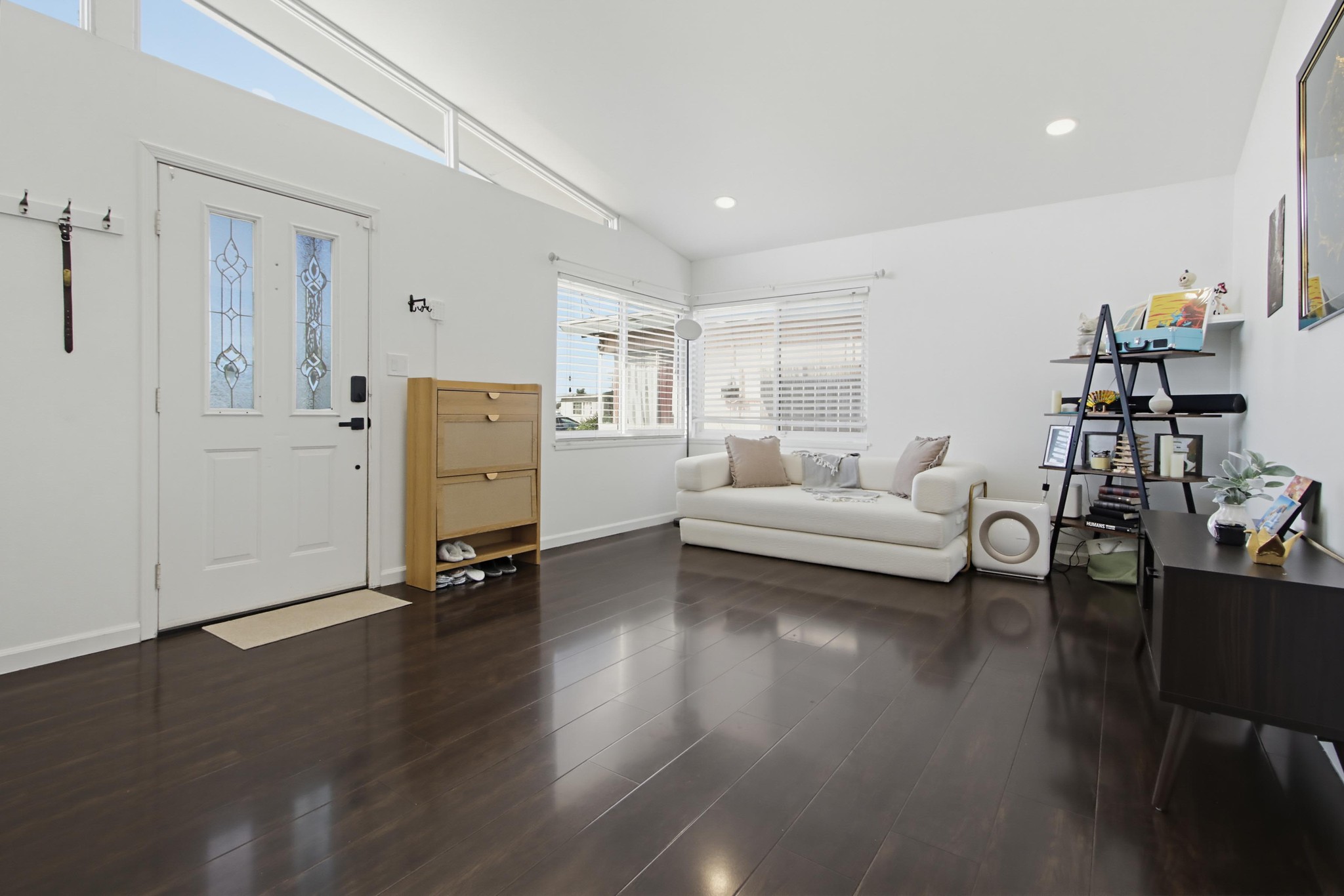 Virtual tour photo 9 of 55 for 863 Ginna Pl