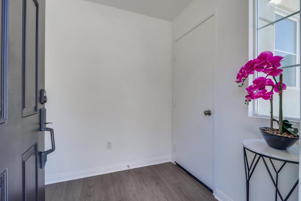 Virtual tour photo 5 of 40 for 8713 Plaza Square
