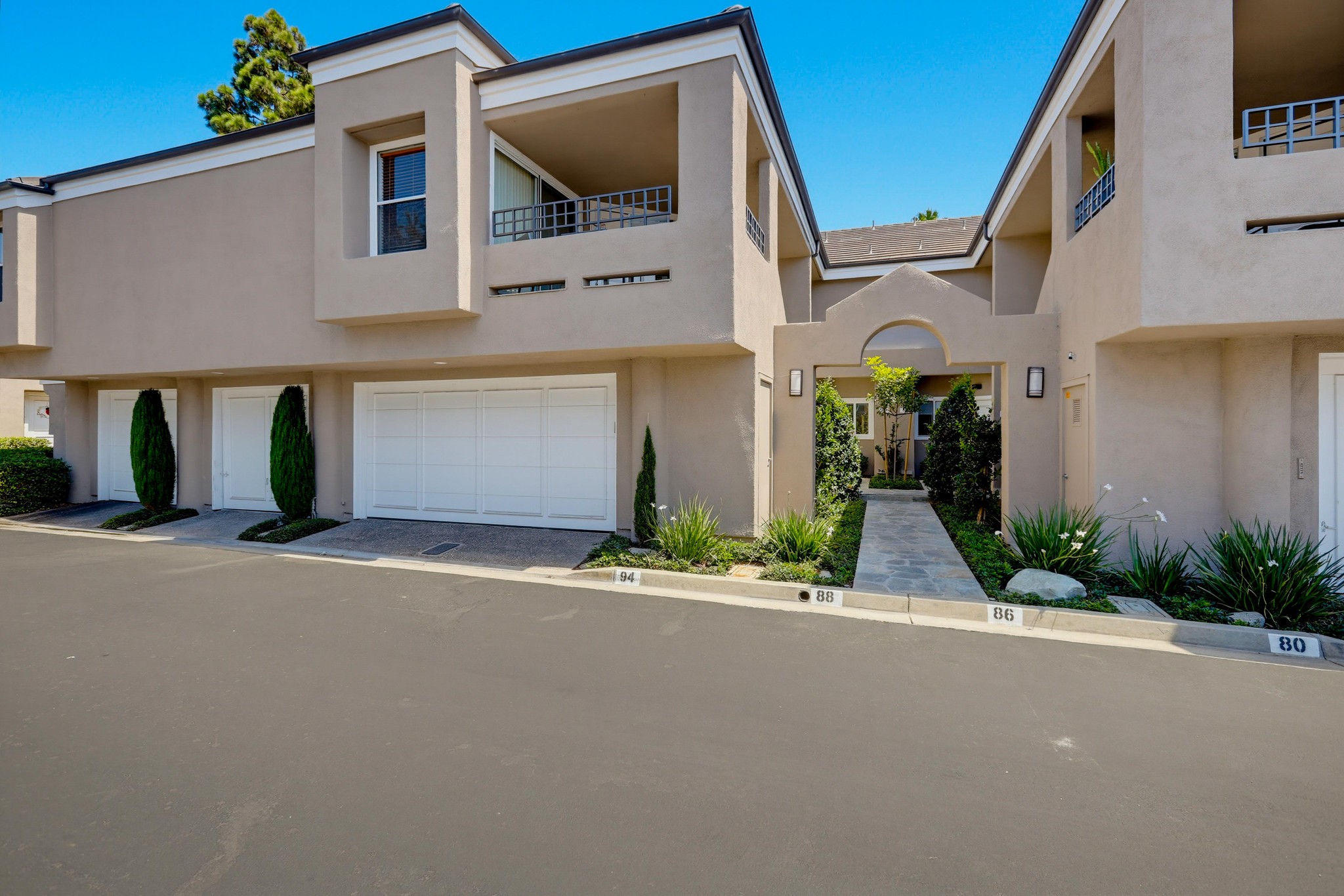 Virtual tour photo 1 of 86 for 88 Baycrest Ct