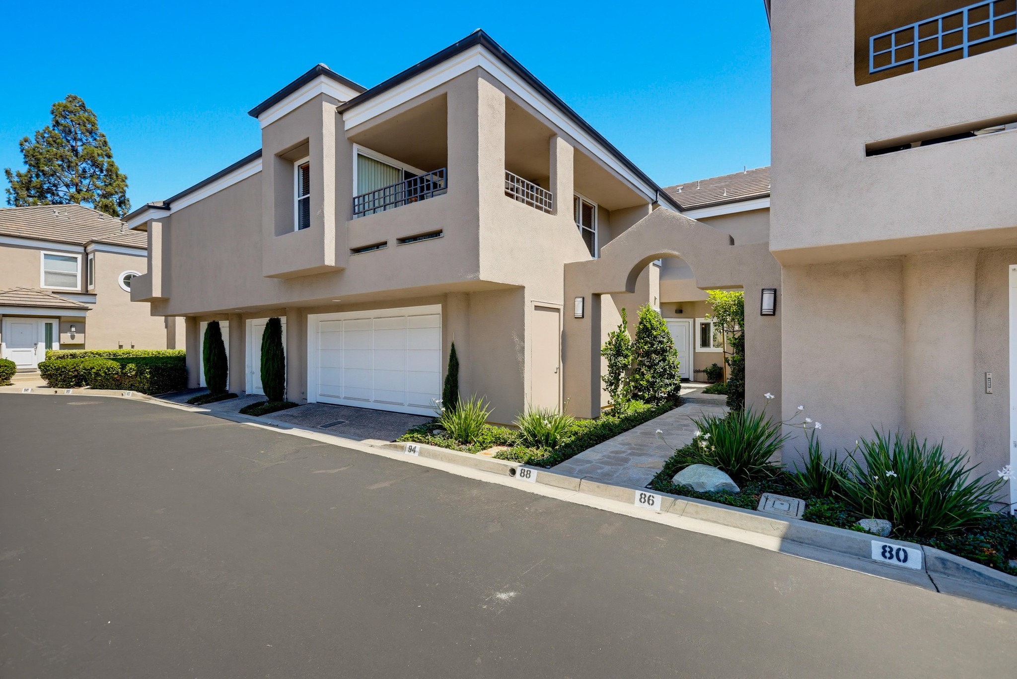Virtual tour photo 3 of 86 for 88 Baycrest Ct