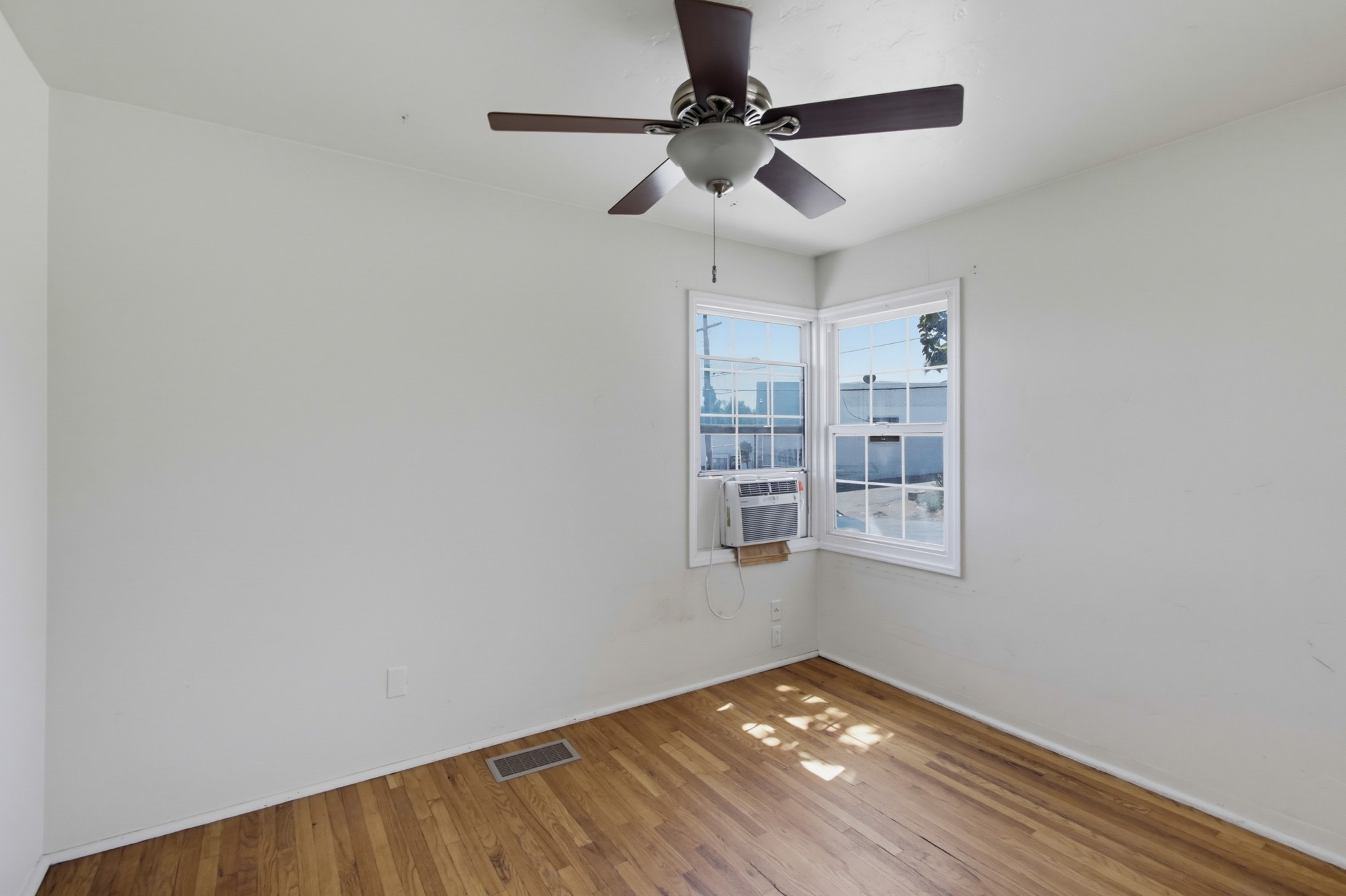 Virtual tour photo 8 of 53 for 8810 Hayes St