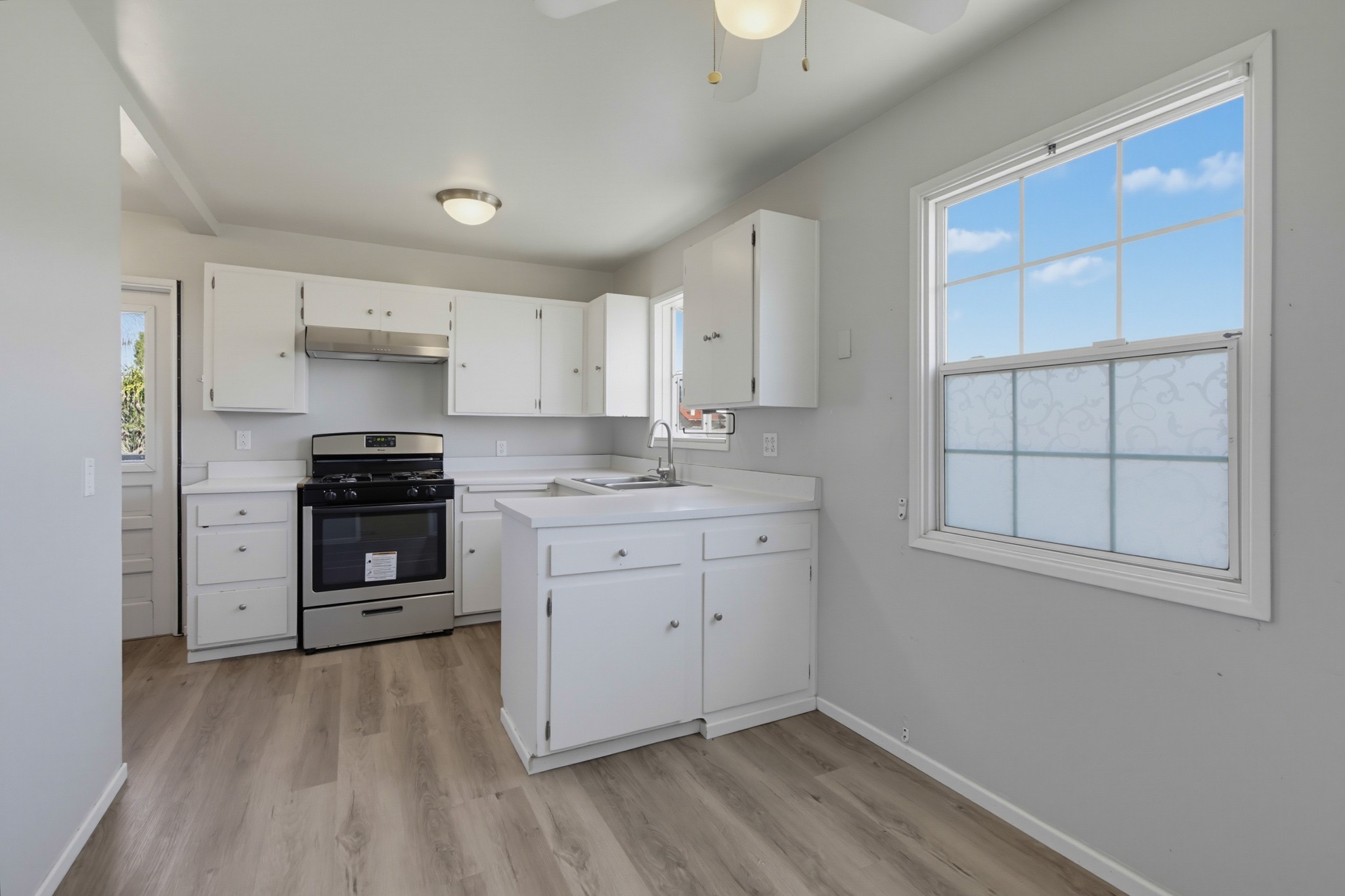 Virtual tour photo 12 of 53 for 8810 Hayes St