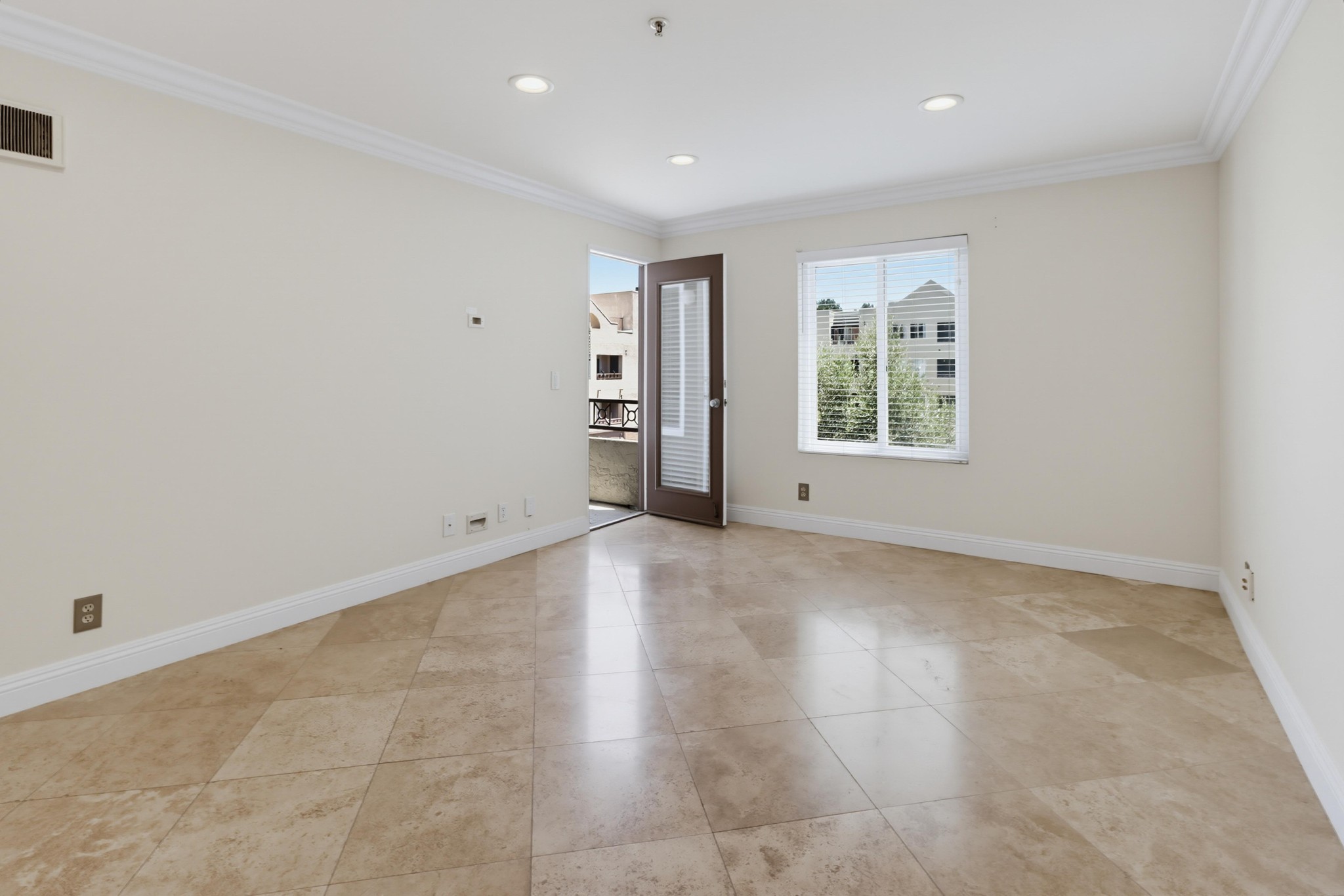Virtual tour photo 14 of 38 for 8889 Caminito Plaza Centro
