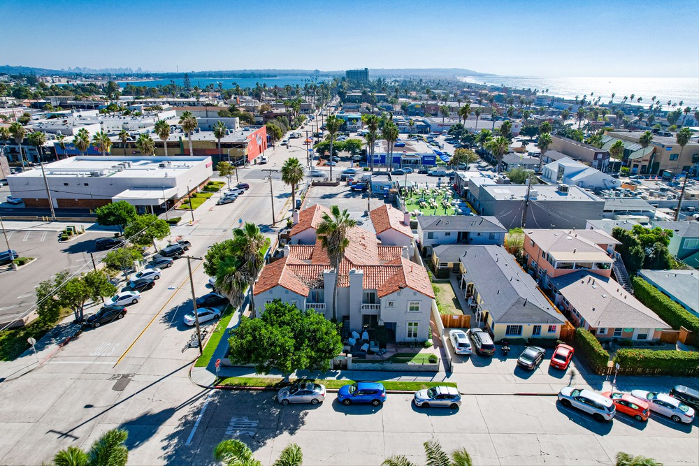 Virtual tour photo 10 of 24 for 889 Felspar St