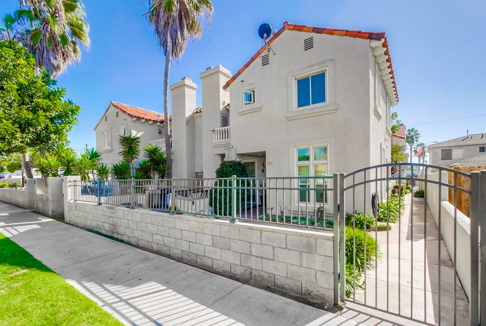 Virtual tour photo 1 of 58 for 889 Felspar St