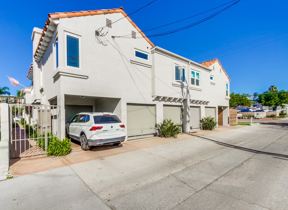 Virtual tour photo 39 of 58 for 889 Felspar St