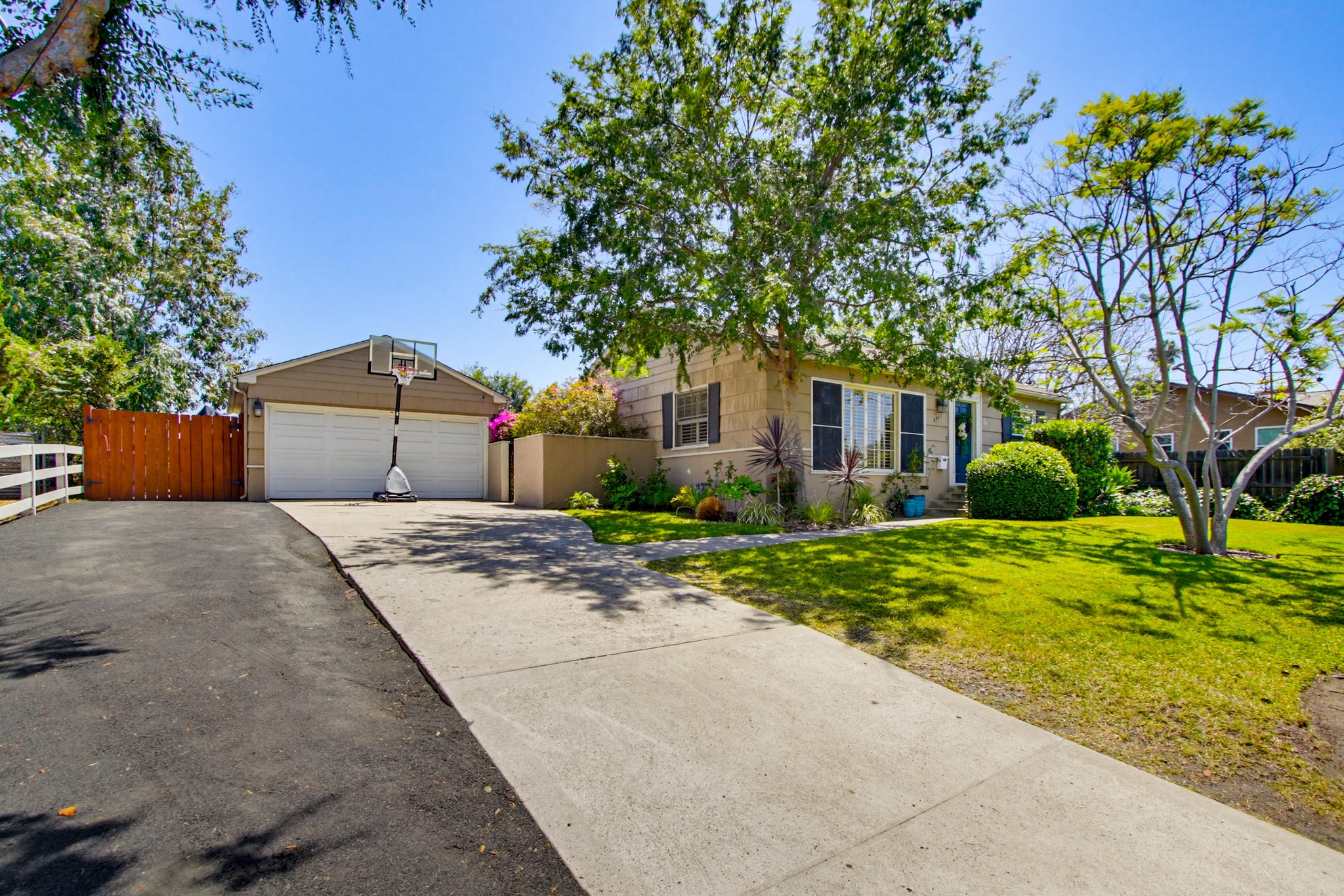 Virtual tour photo 3 of 74 for 8917 Lemon Ave