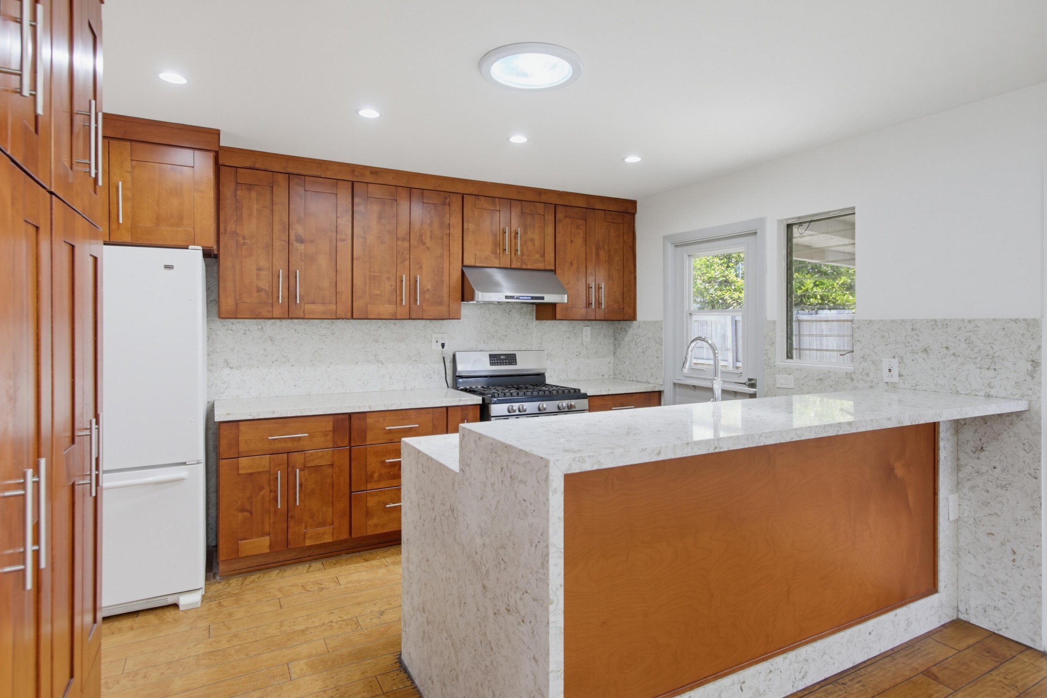 Virtual tour photo 13 of 38 for 902 Taft Ave