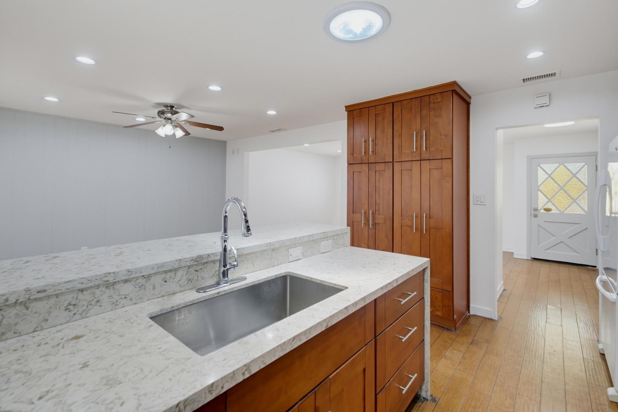 Virtual tour photo 16 of 38 for 902 Taft Ave
