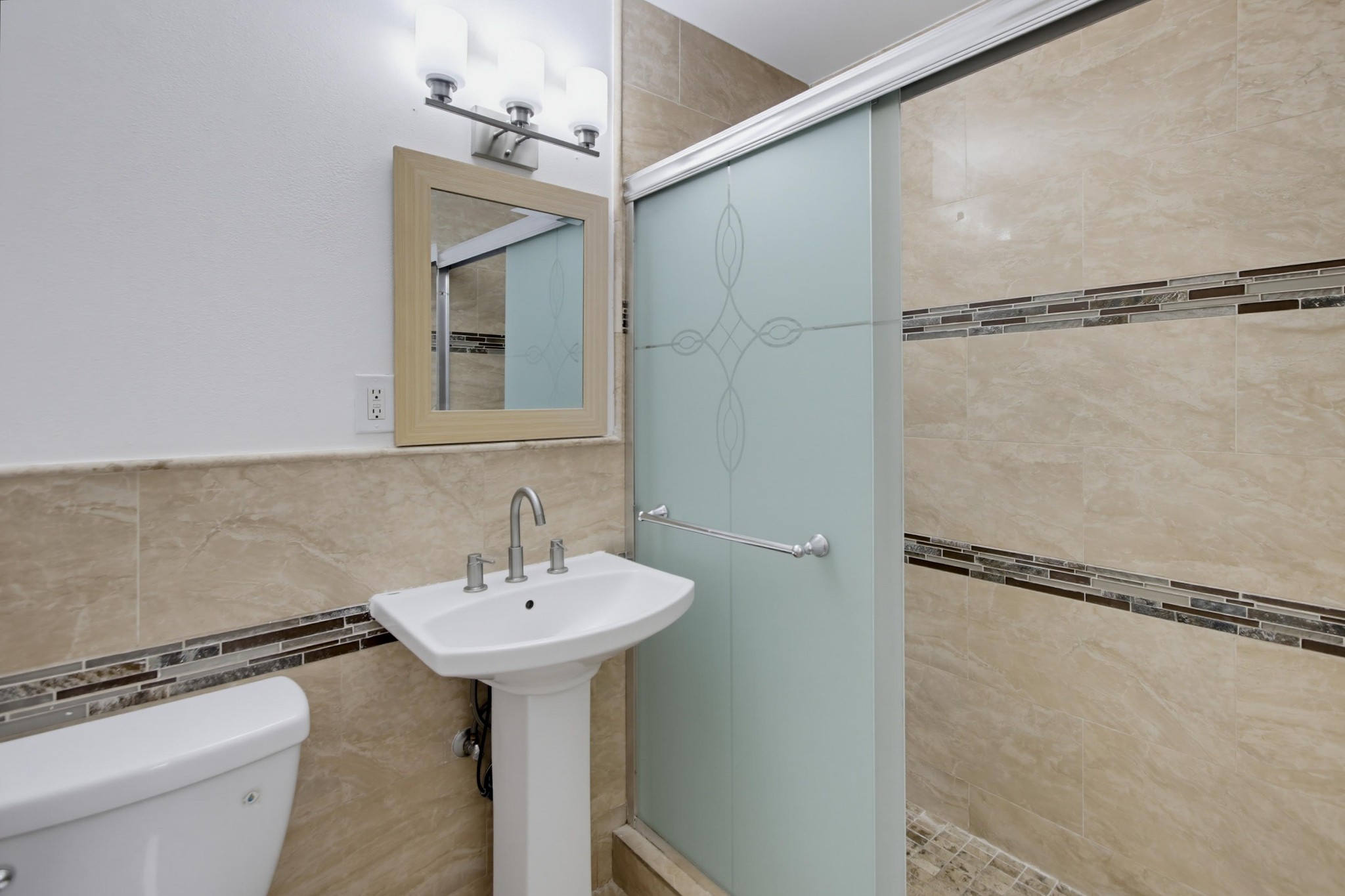 Virtual tour photo 19 of 38 for 902 Taft Ave