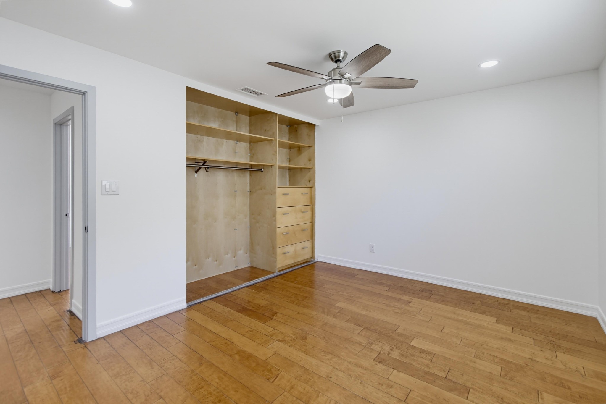 Virtual tour photo 21 of 38 for 902 Taft Ave