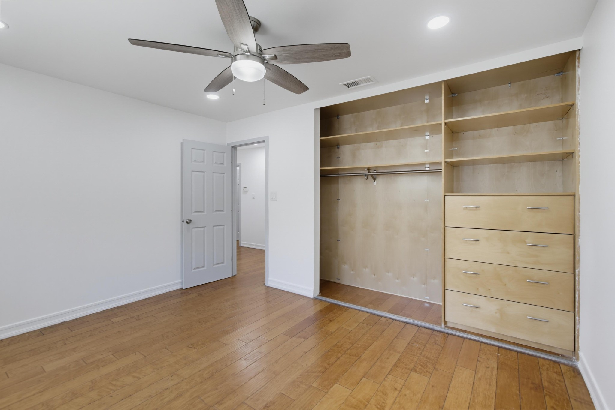 Virtual tour photo 22 of 38 for 902 Taft Ave