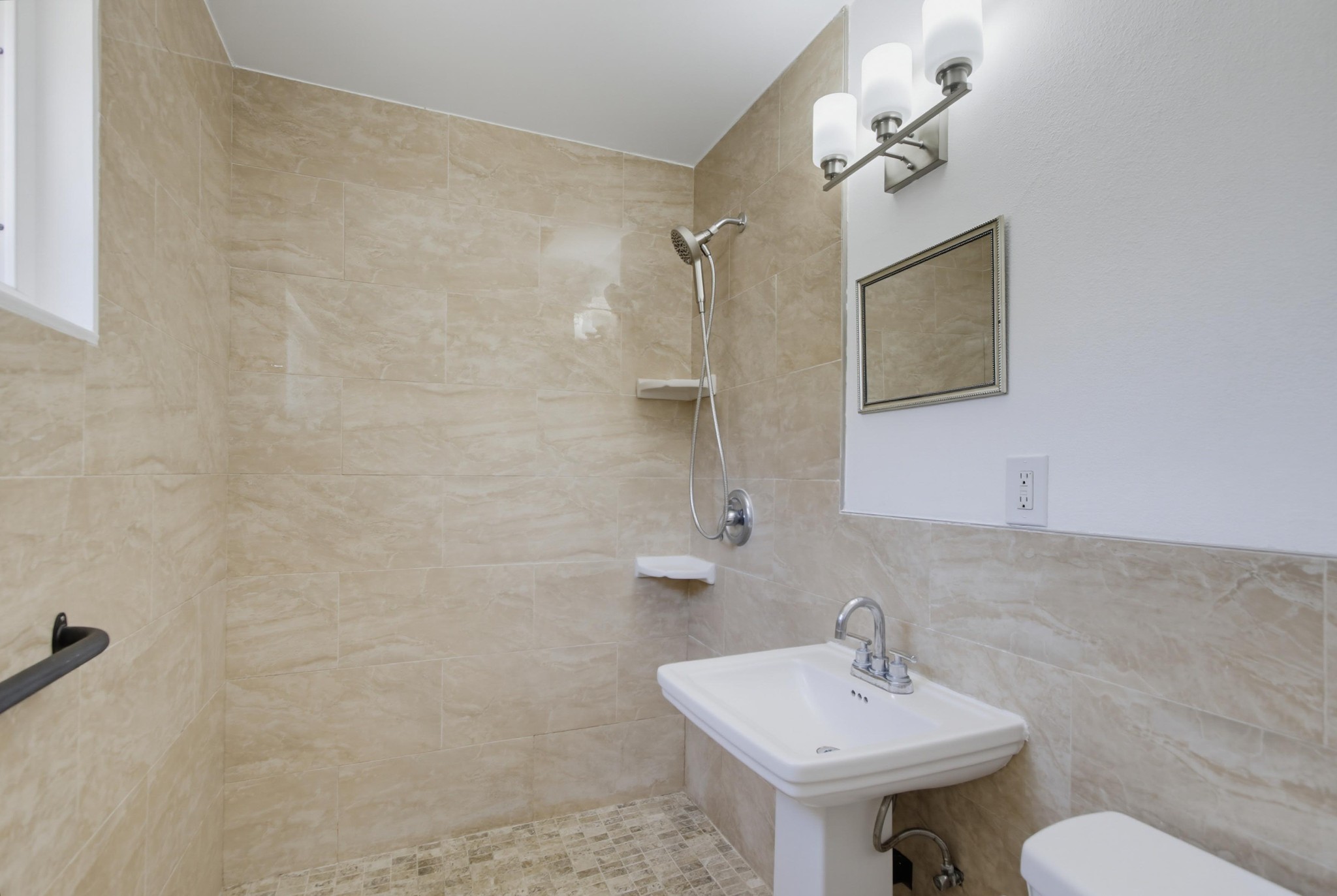 Virtual tour photo 24 of 38 for 902 Taft Ave