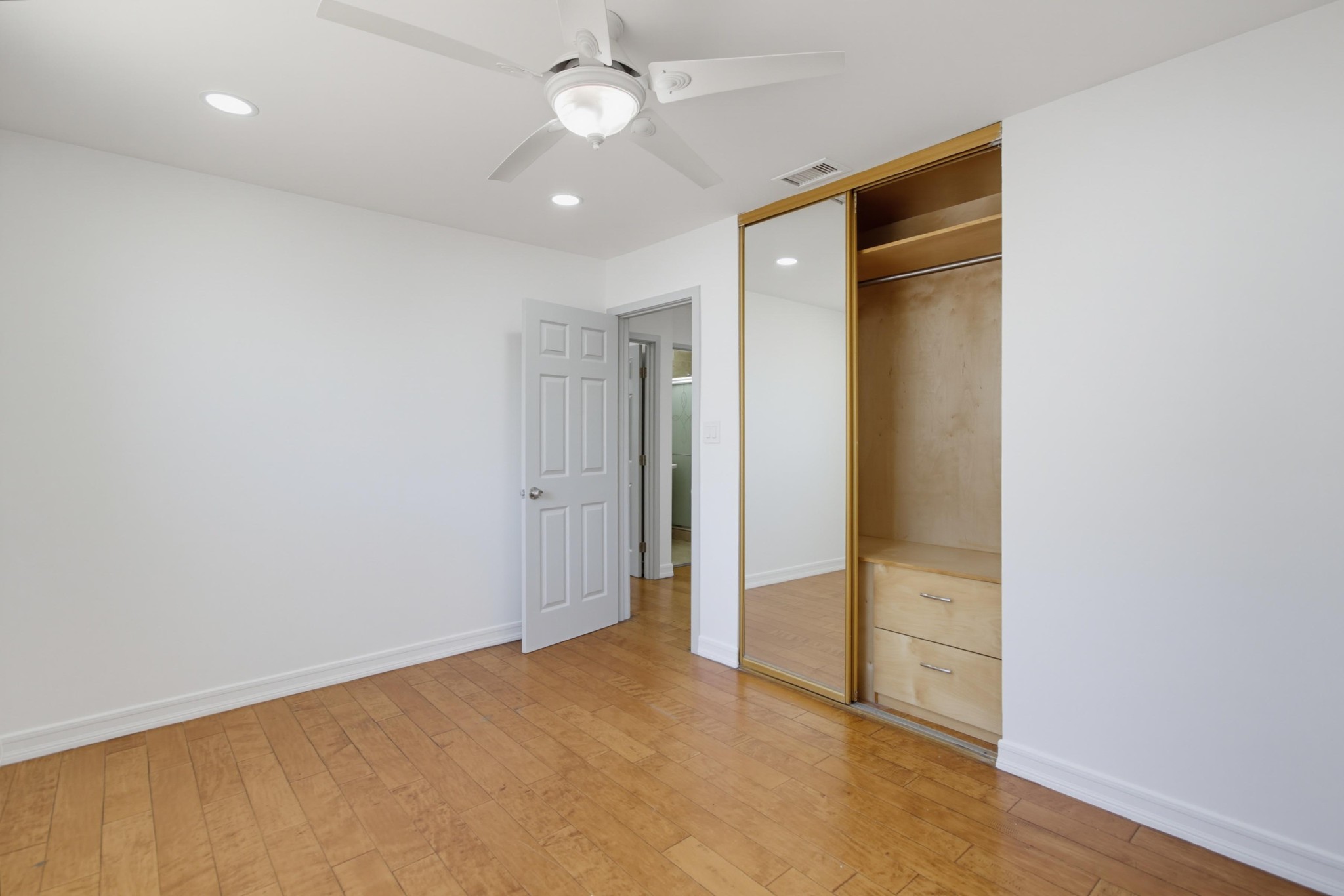 Virtual tour photo 27 of 38 for 902 Taft Ave