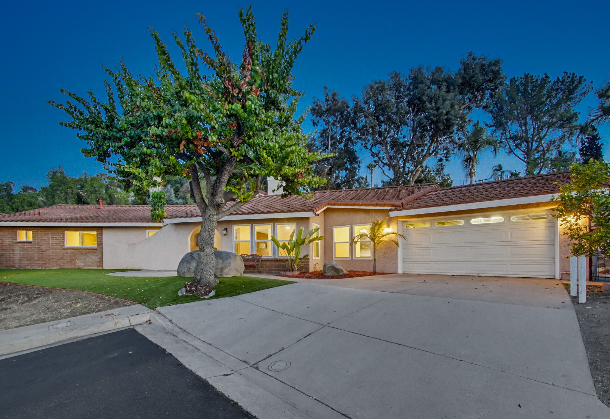 Virtual tour photo 1 of 94 for 925 E Chase Ave
