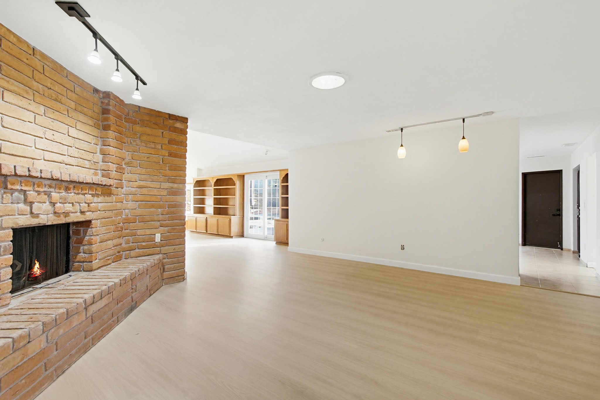 Virtual tour photo 32 of 94 for 925 E Chase Ave