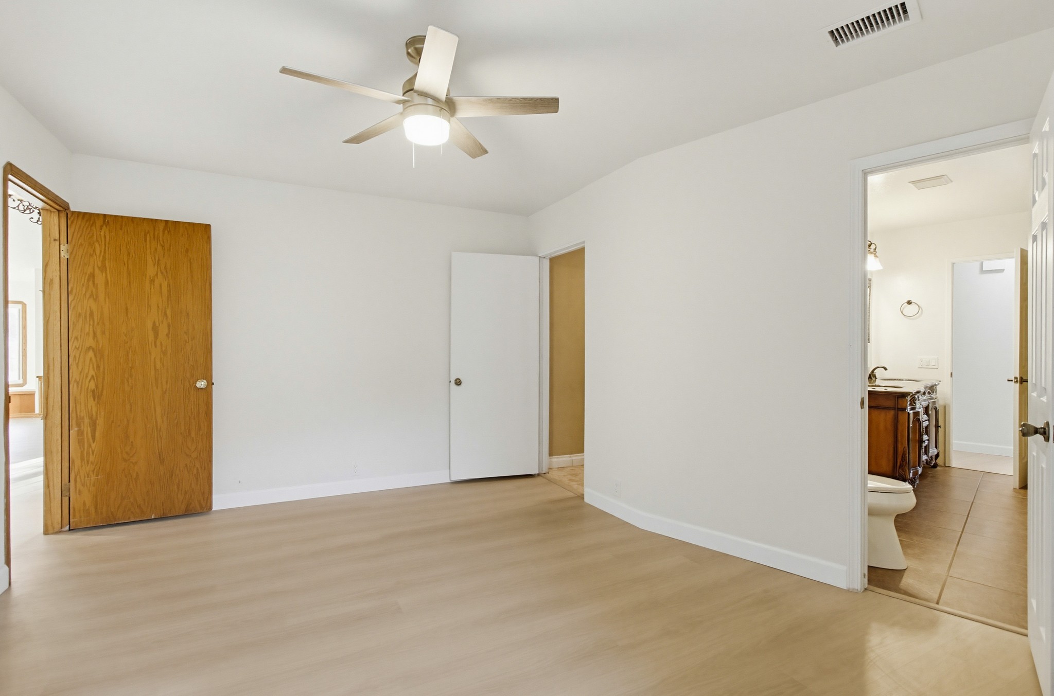 Virtual tour photo 41 of 94 for 925 E Chase Ave