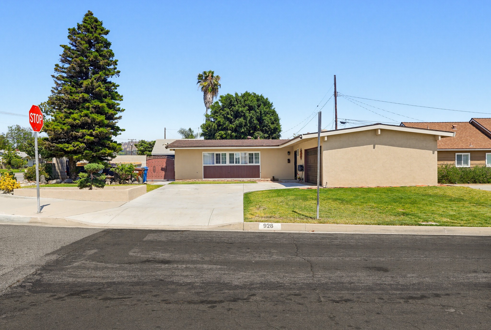 Virtual tour photo 1 of 84 for 928 Lidford Ave