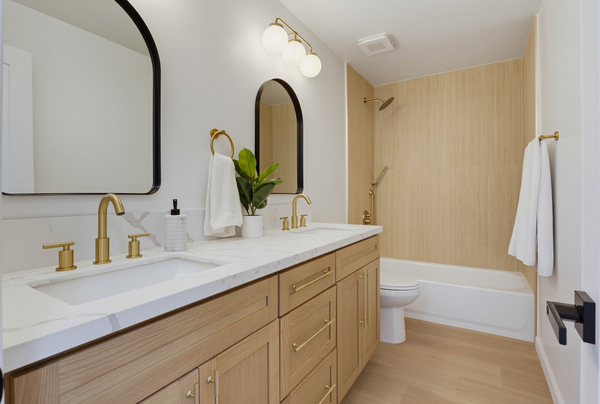 Virtual tour photo 33 of 42 for 930 Miramar Dr