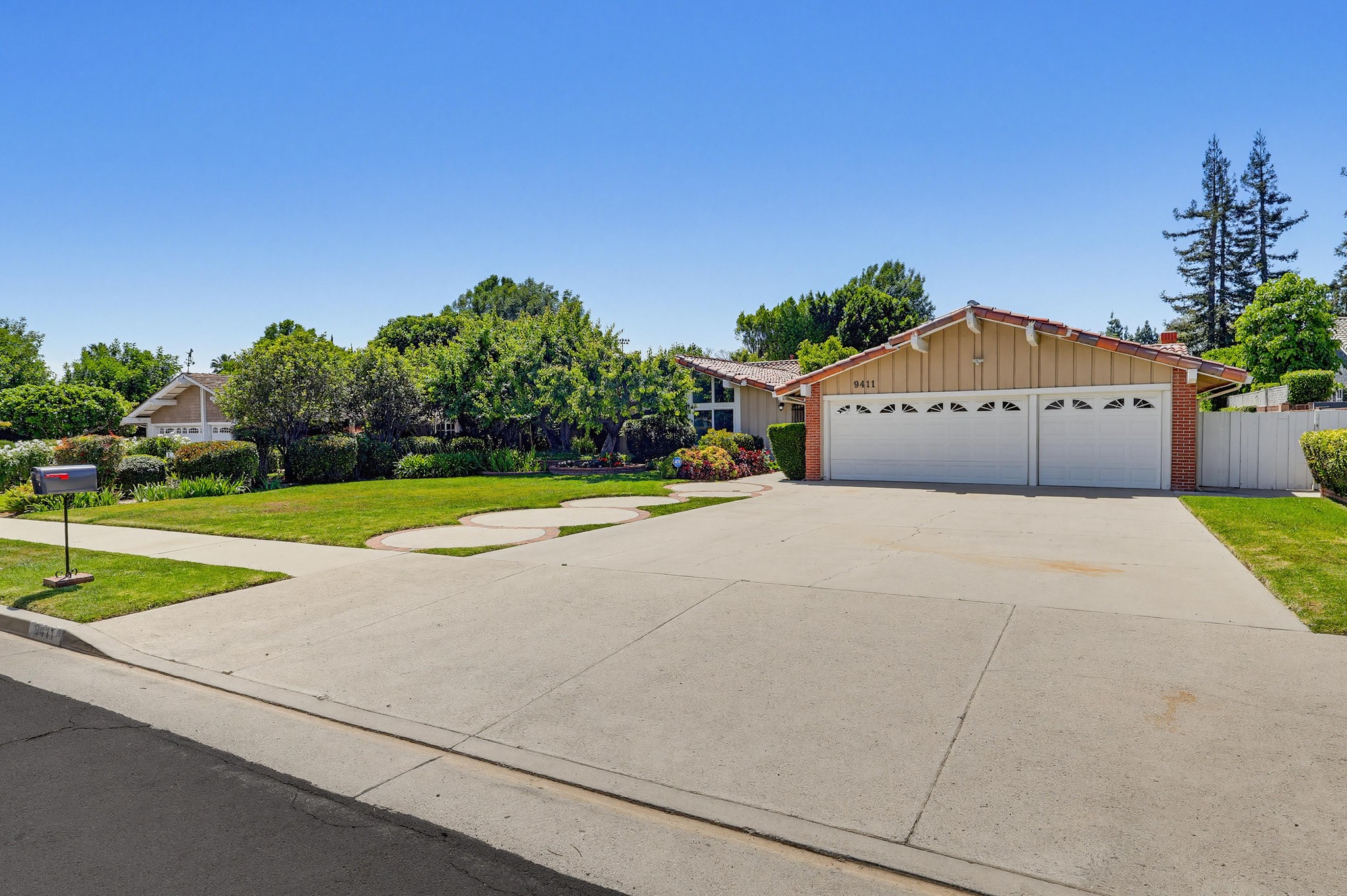 Virtual tour photo 3 of 117 for 9411 Balcom Ave