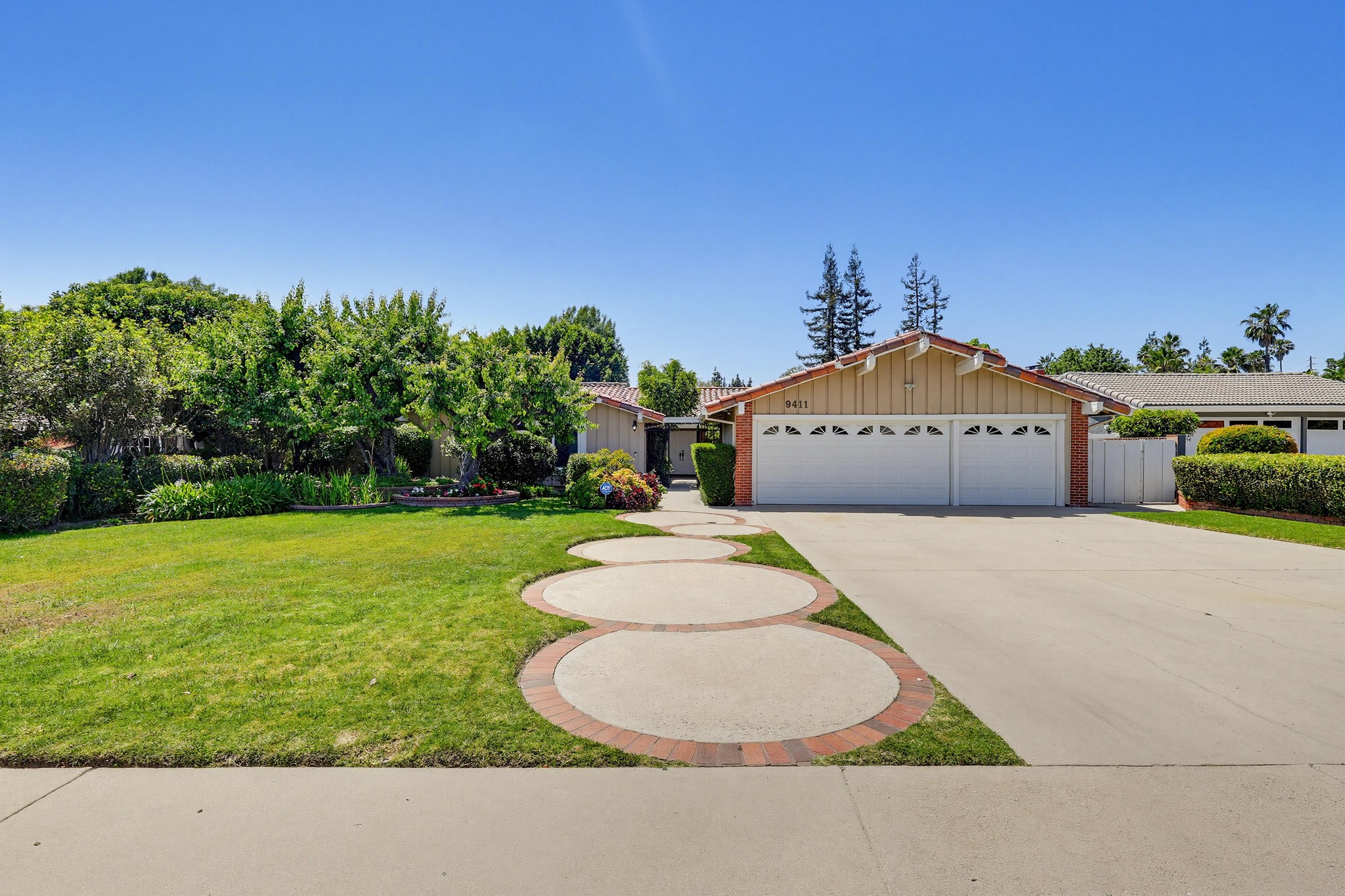 Virtual tour photo 4 of 117 for 9411 Balcom Ave