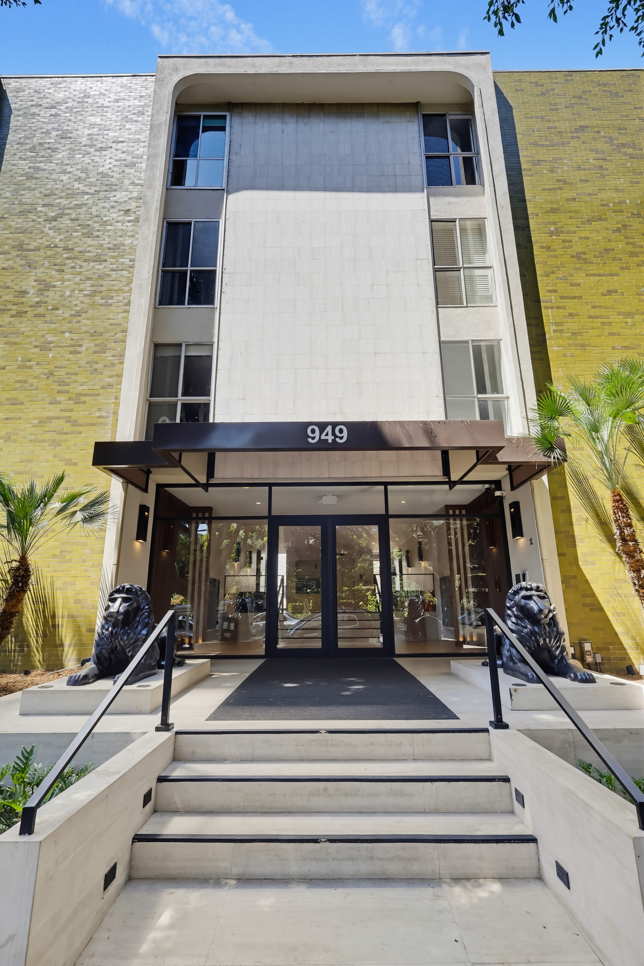 Virtual tour photo 5 of 62 for 949 Kings Rd Apt 308