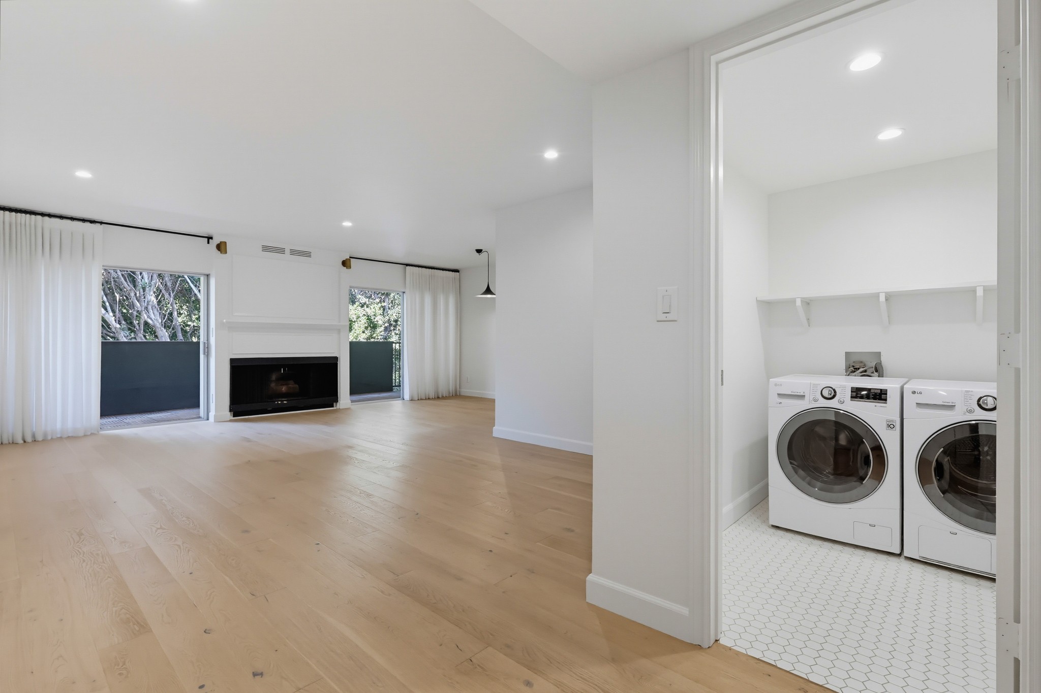 Virtual tour photo 9 of 62 for 949 Kings Rd Apt 308