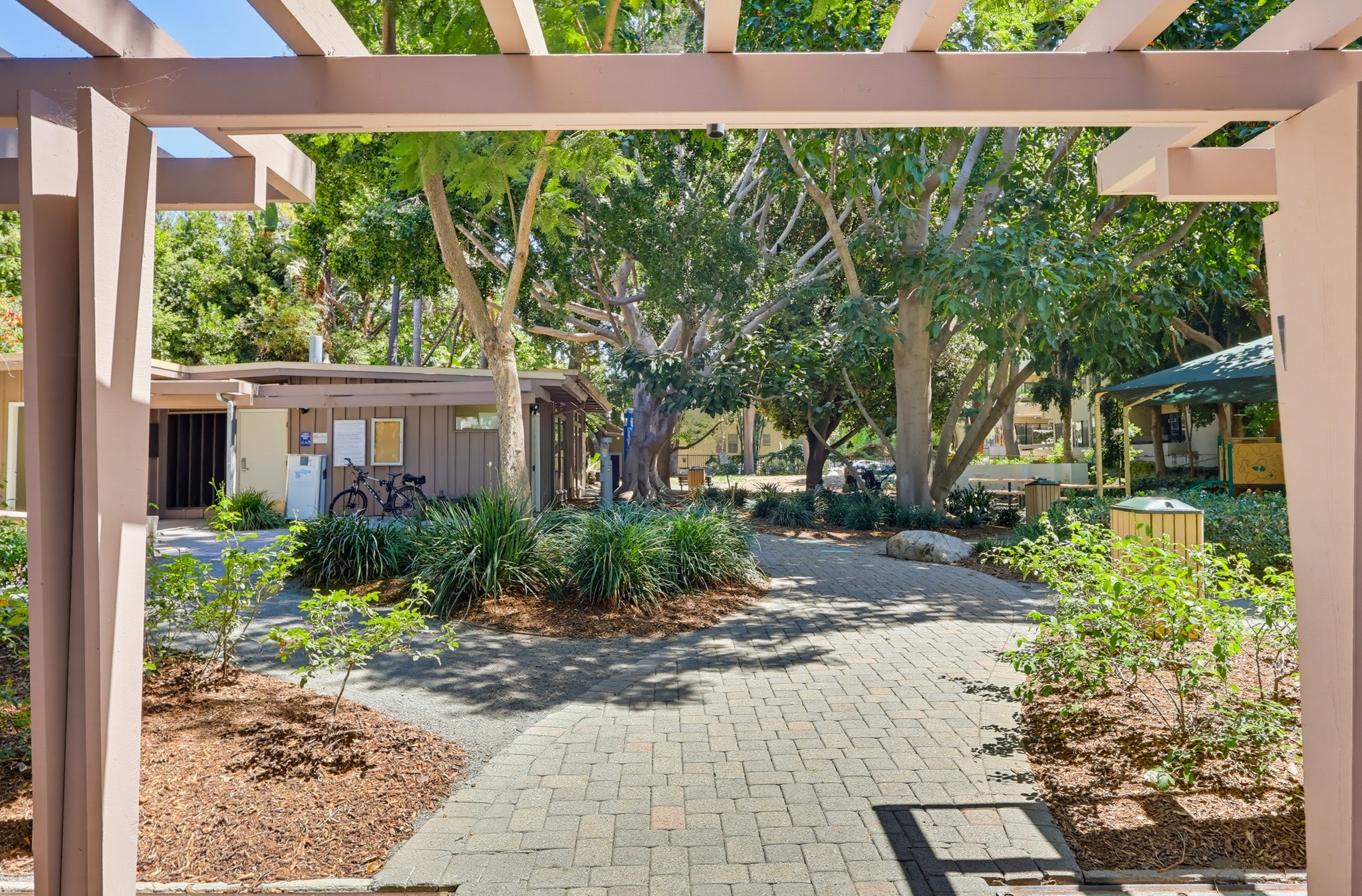 Virtual tour photo 59 of 62 for 949 Kings Rd Apt 308