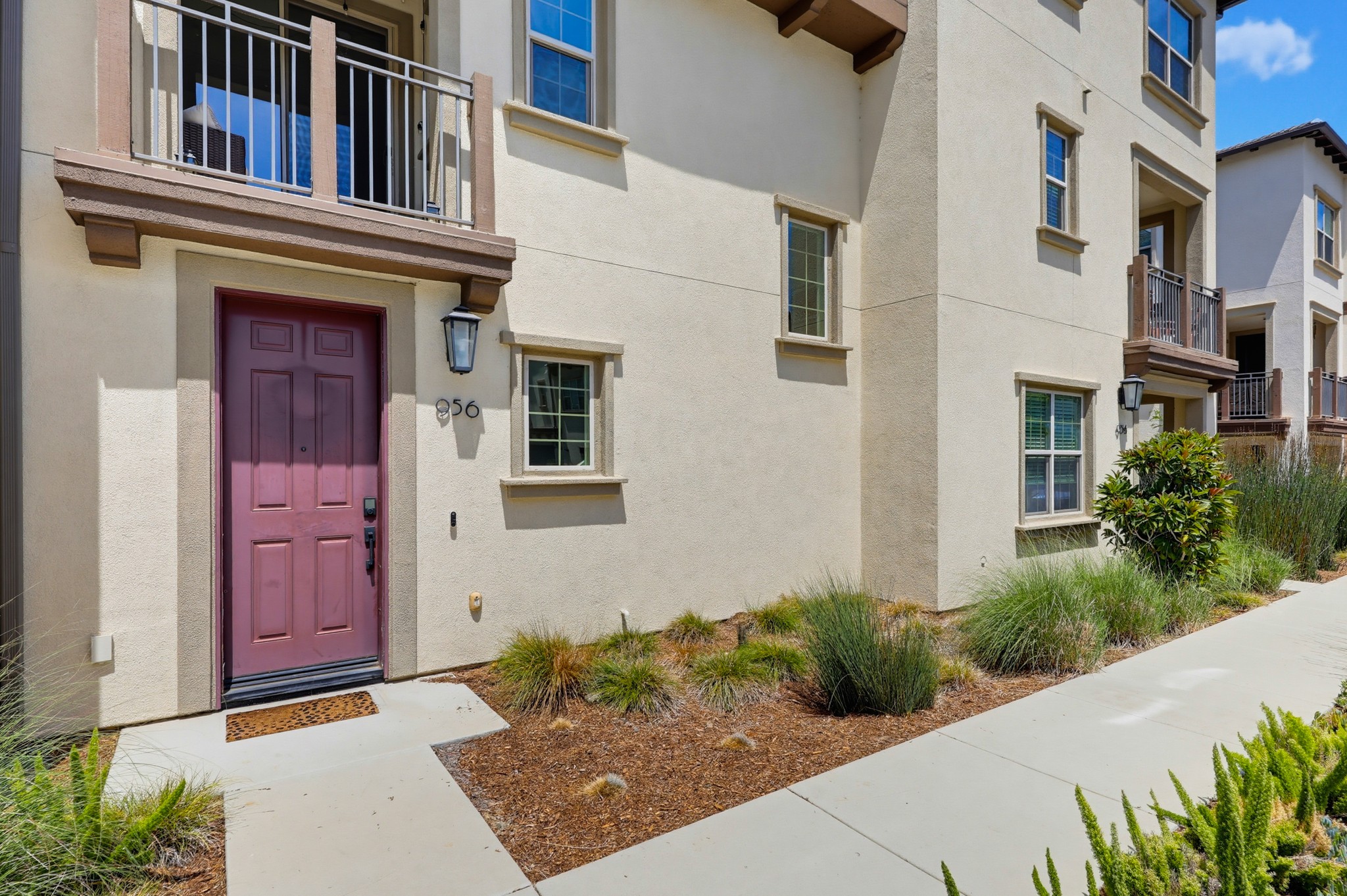 Virtual tour photo 3 of 52 for 956 Blackstone Dr