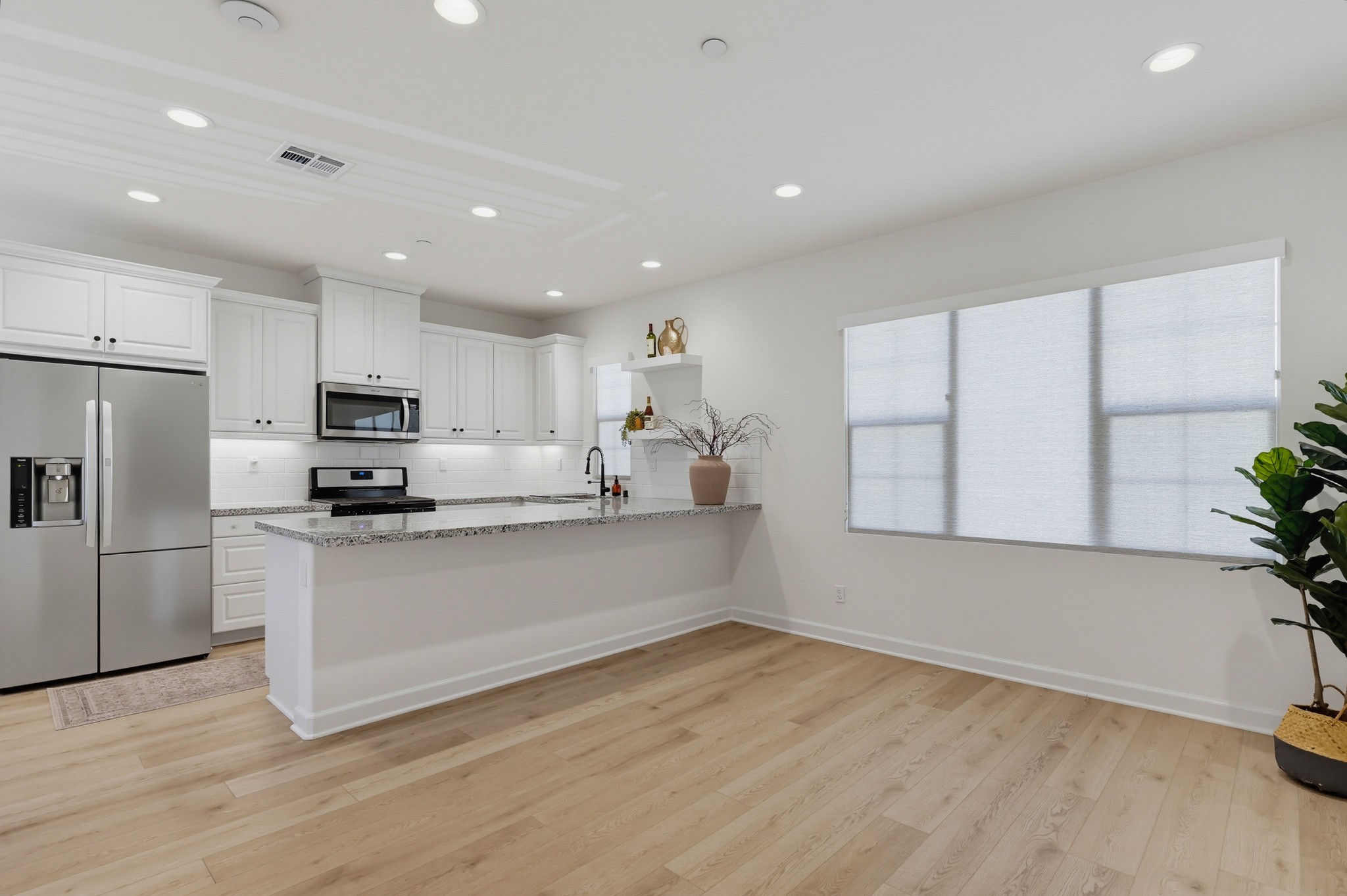 Virtual tour photo 9 of 52 for 956 Blackstone Dr