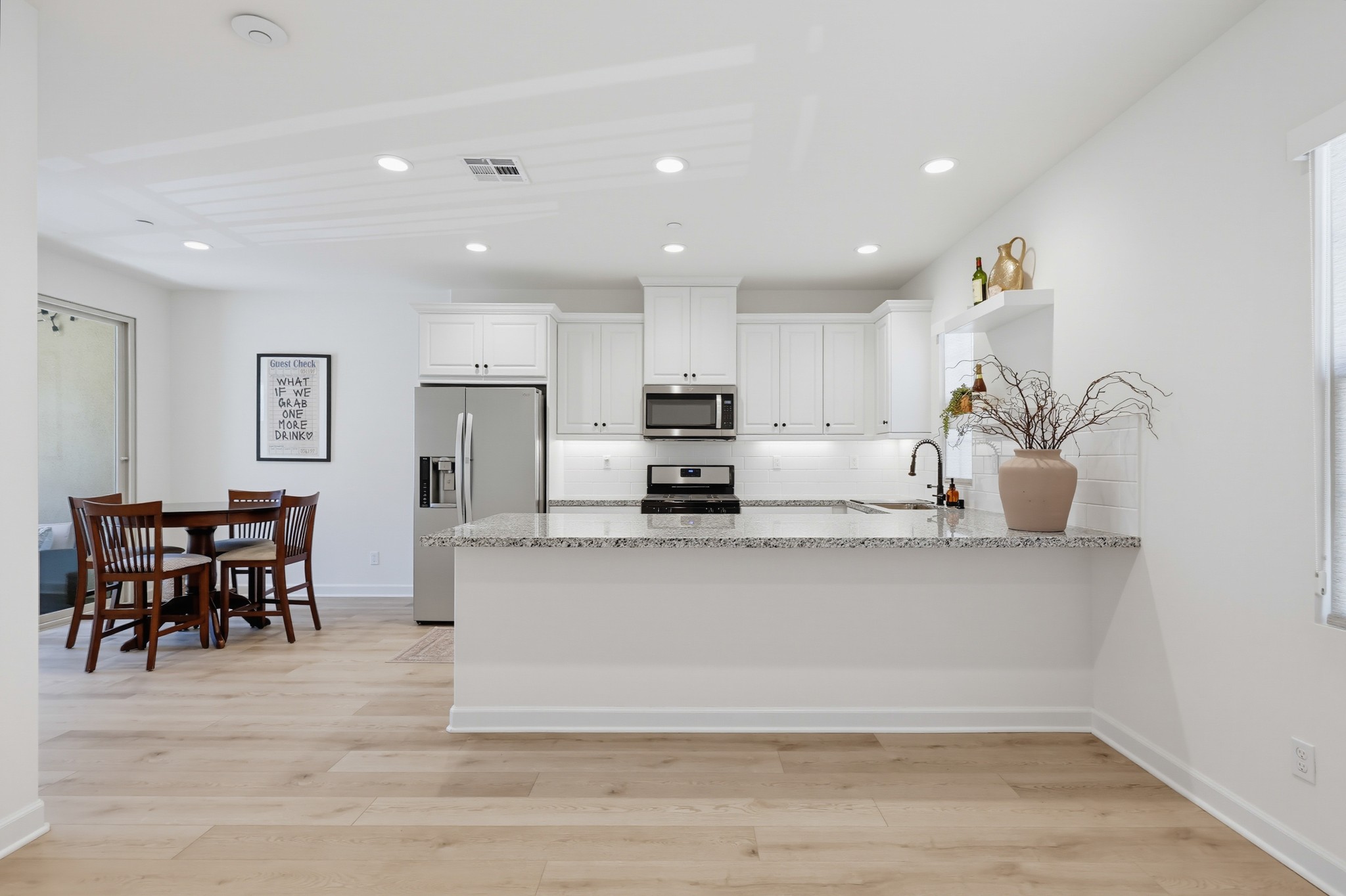 Virtual tour photo 10 of 52 for 956 Blackstone Dr