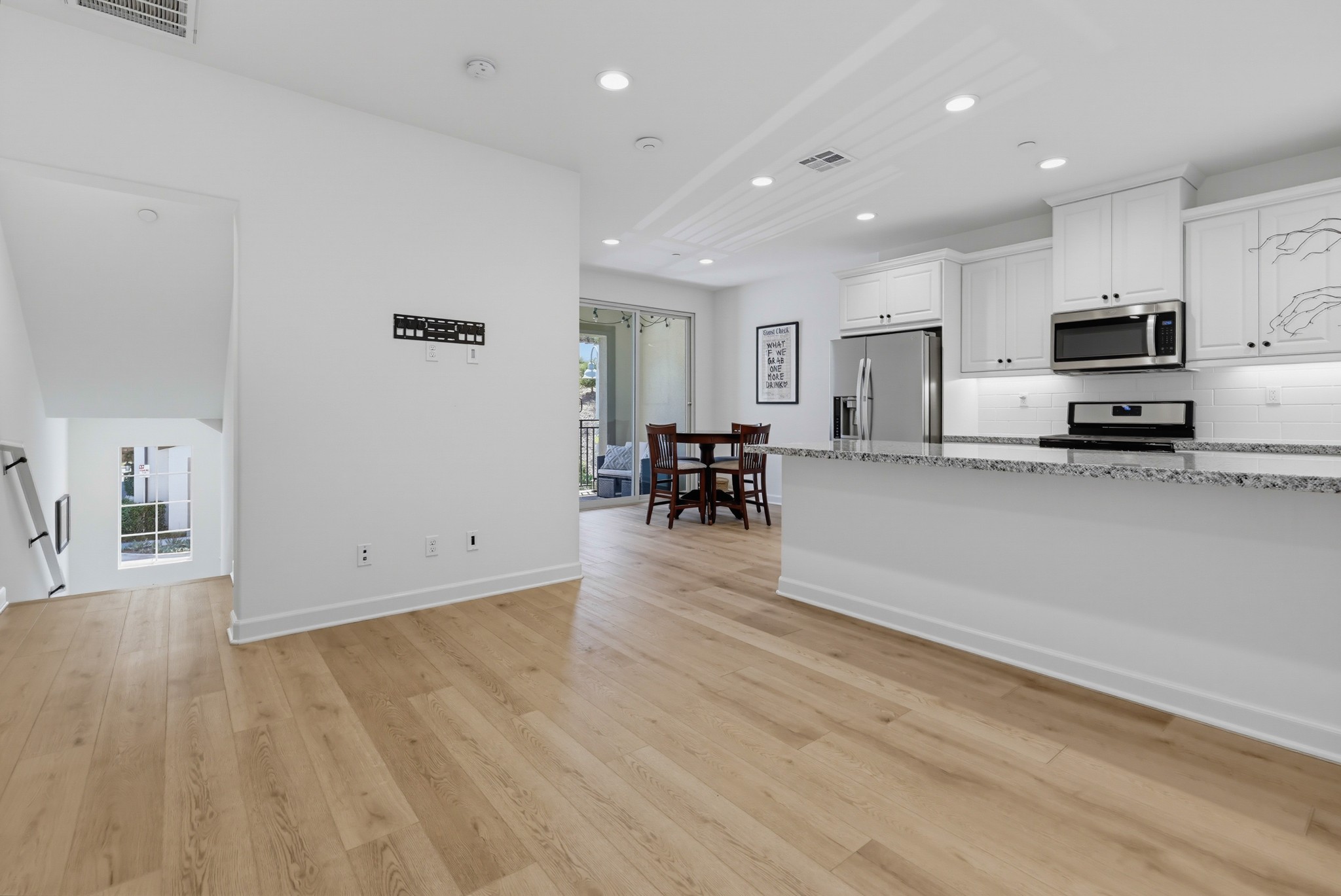 Virtual tour photo 11 of 52 for 956 Blackstone Dr