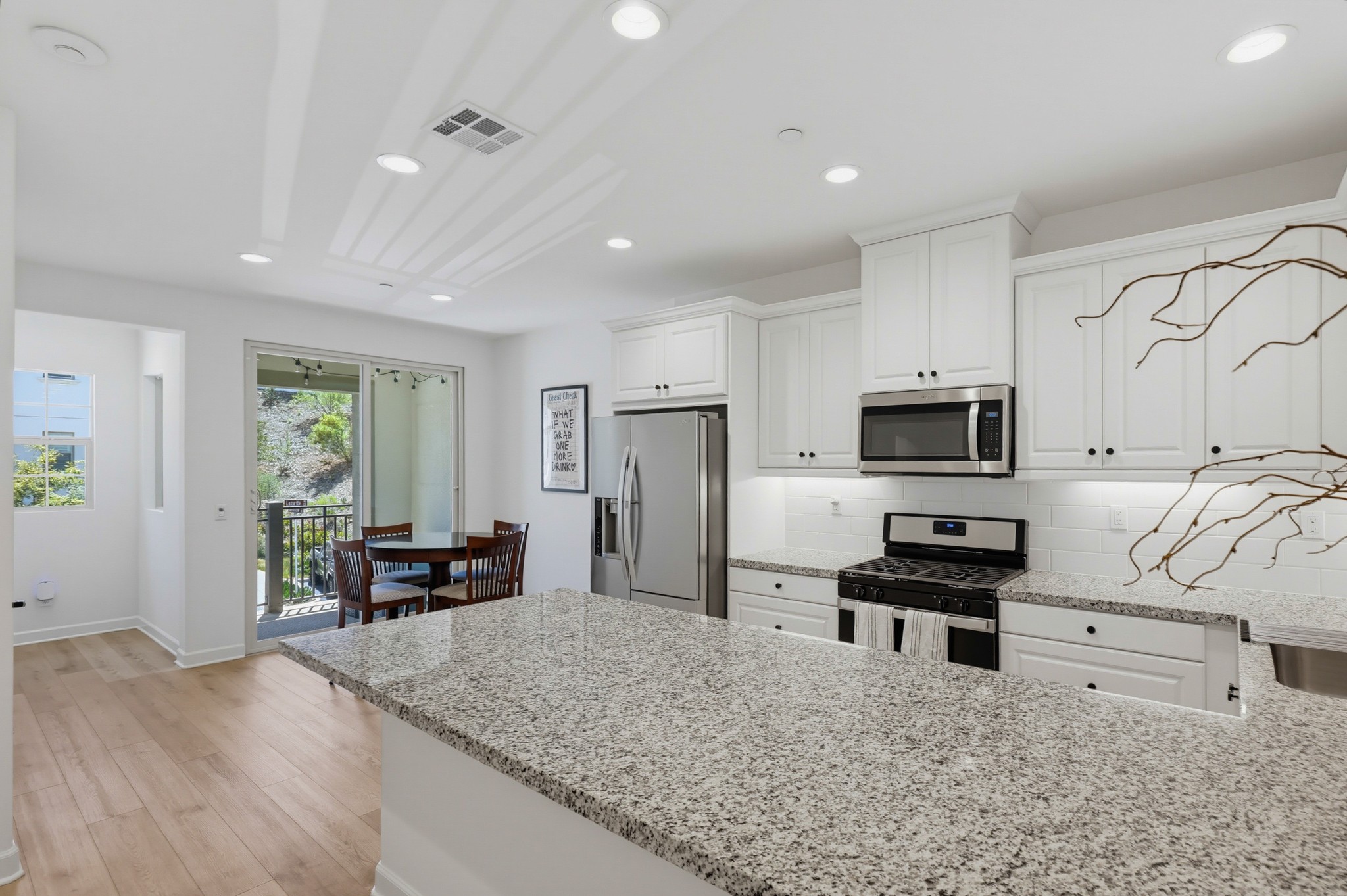 Virtual tour photo 12 of 52 for 956 Blackstone Dr