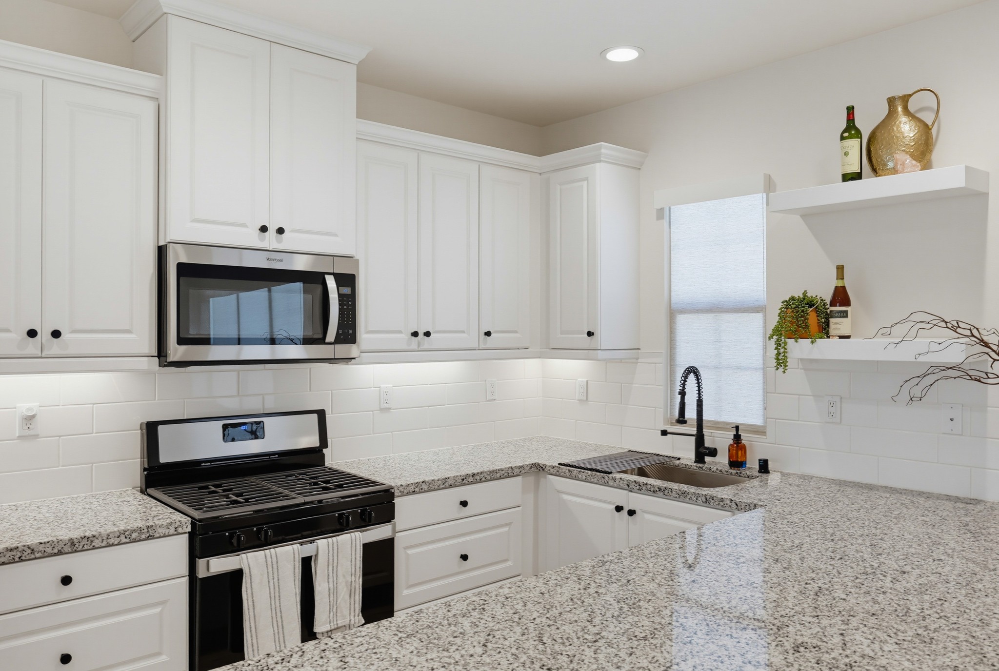 Virtual tour photo 15 of 52 for 956 Blackstone Dr