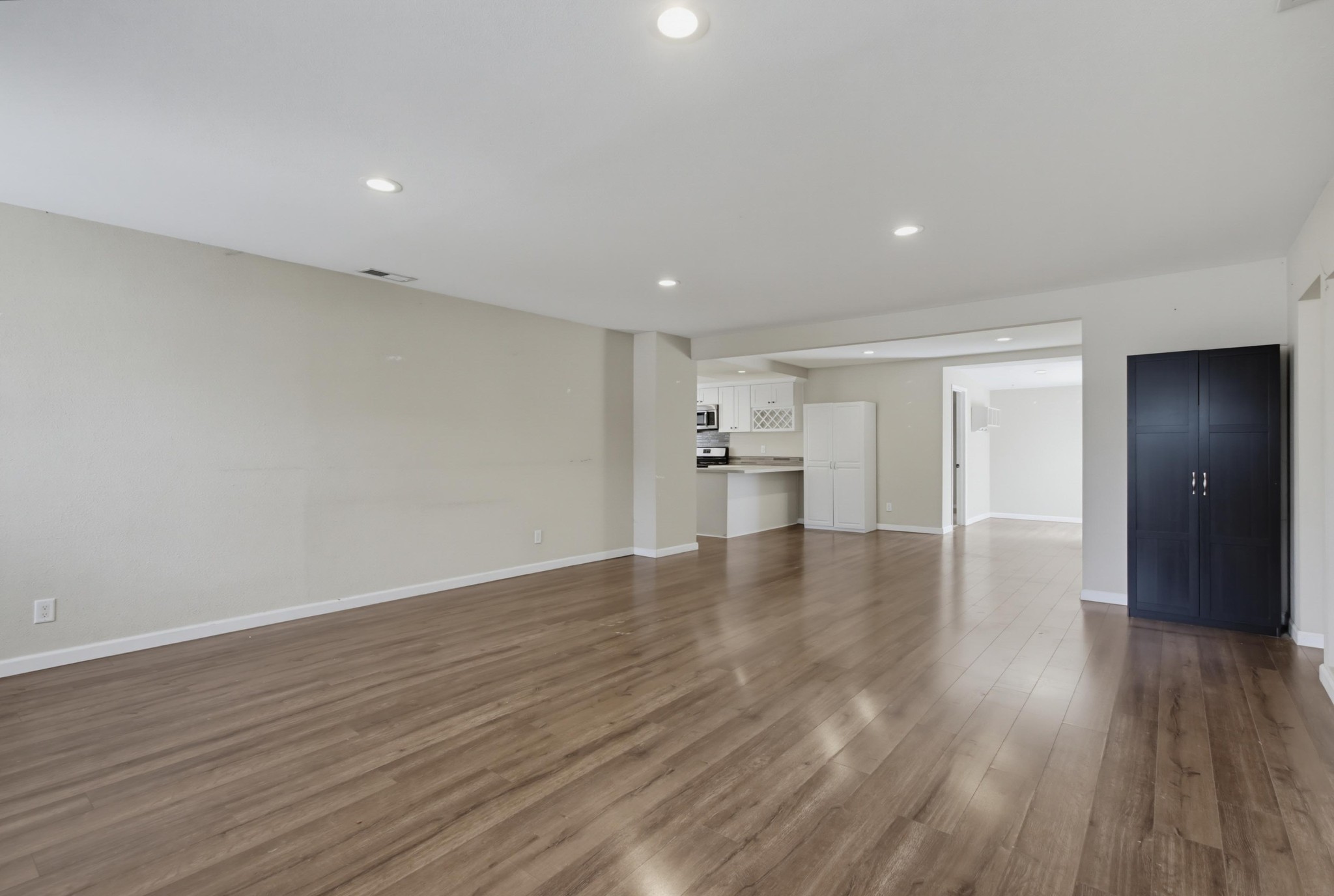 Virtual tour photo 5 of 44 for 9649 Halberns Blvd
