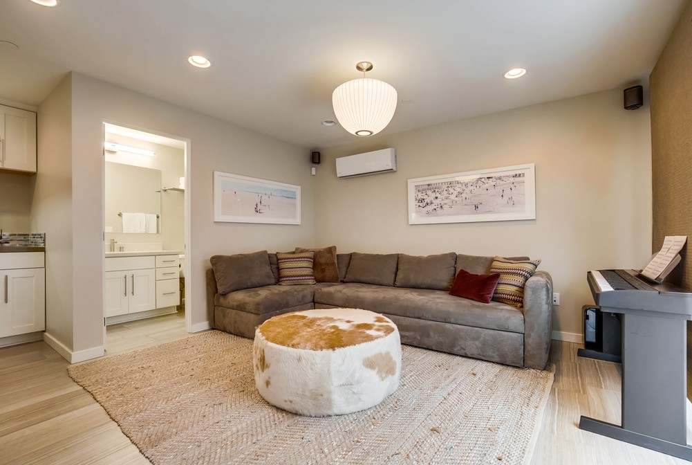 Virtual tour photo 7 of 72 for 967 Diamond St