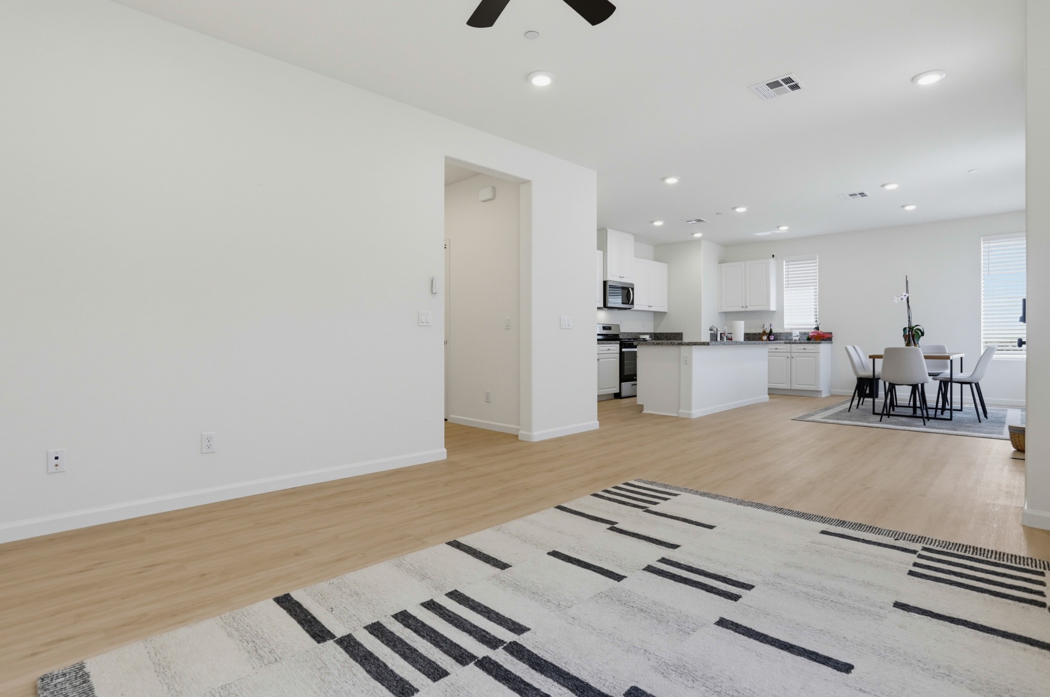 Virtual tour photo 7 of 43 for 973 Bradley Wy