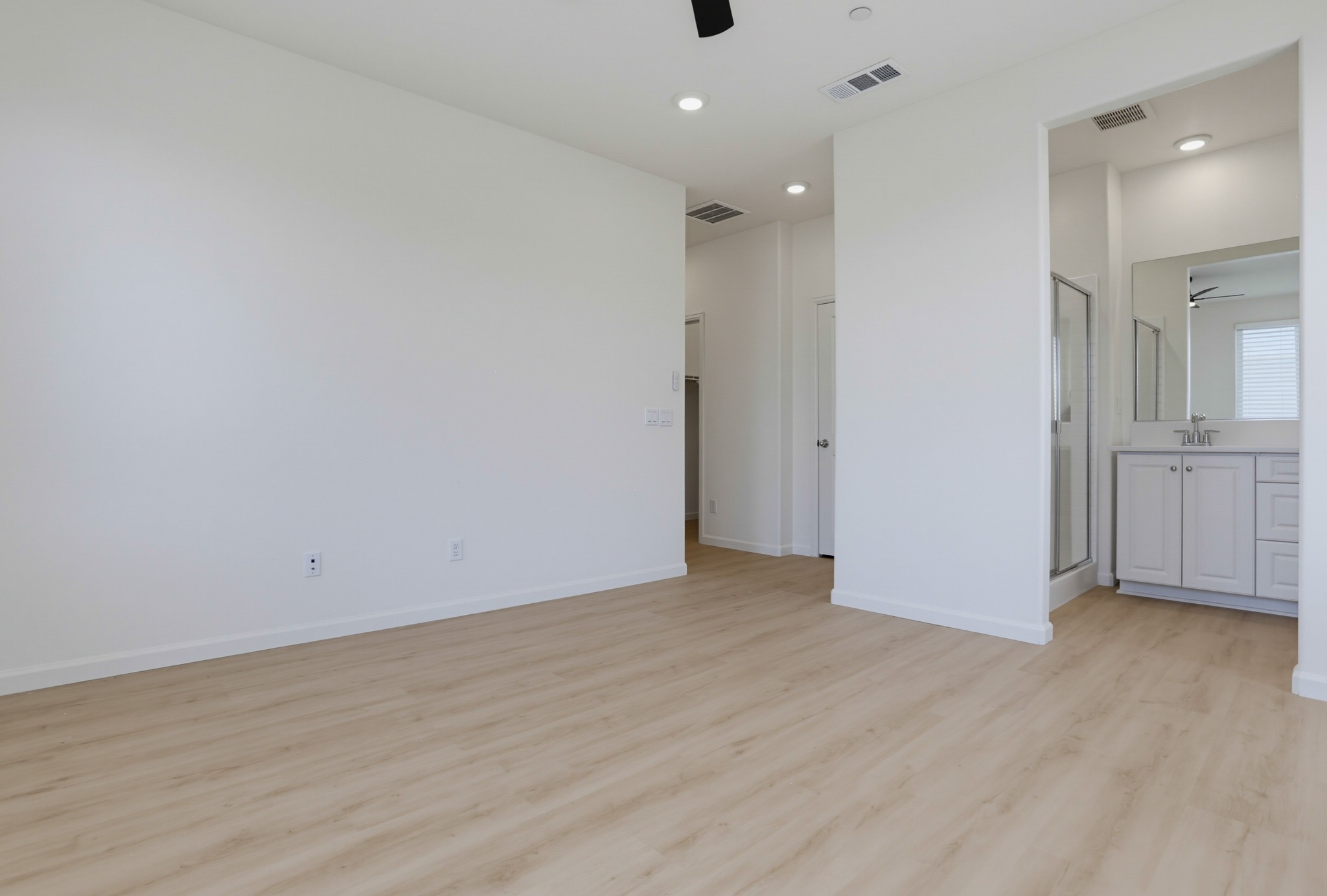 Virtual tour photo 22 of 43 for 973 Bradley Wy
