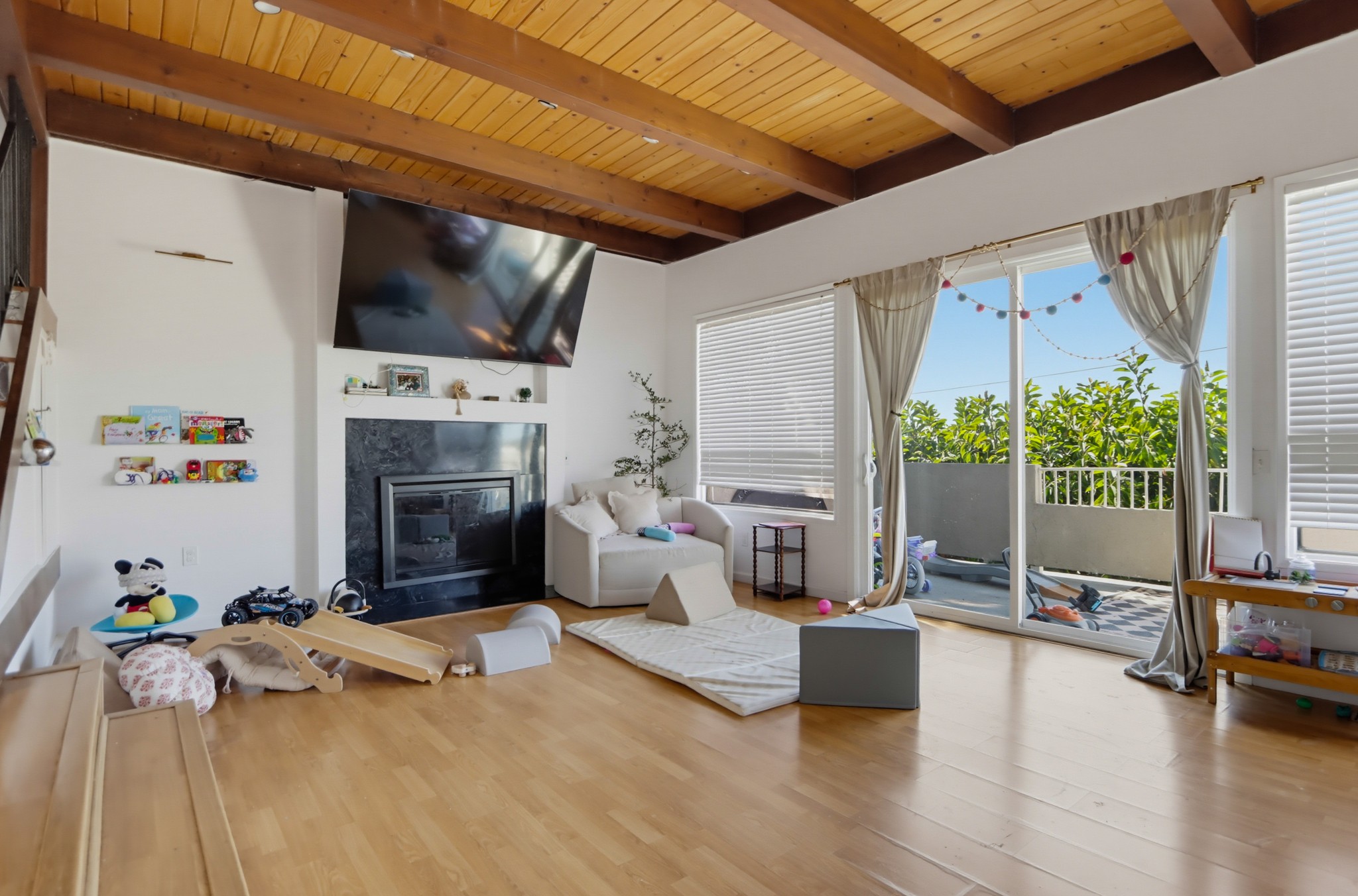 Virtual tour photo 10 of 55 for 9811 Eucalyptus St