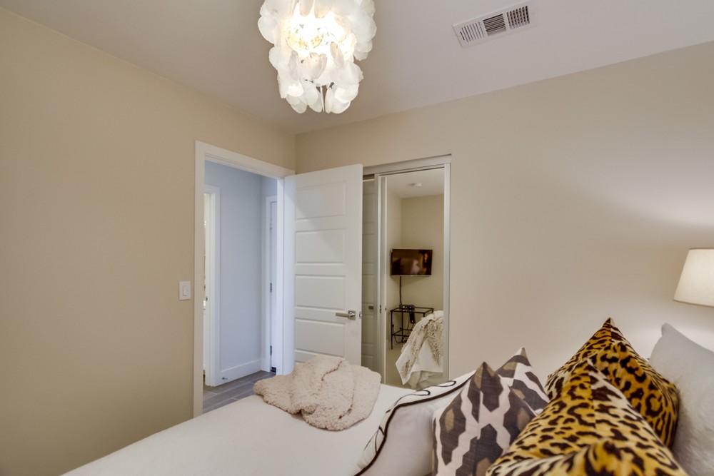 Virtual tour photo 43 of 59 for Modern Oasis Dr
